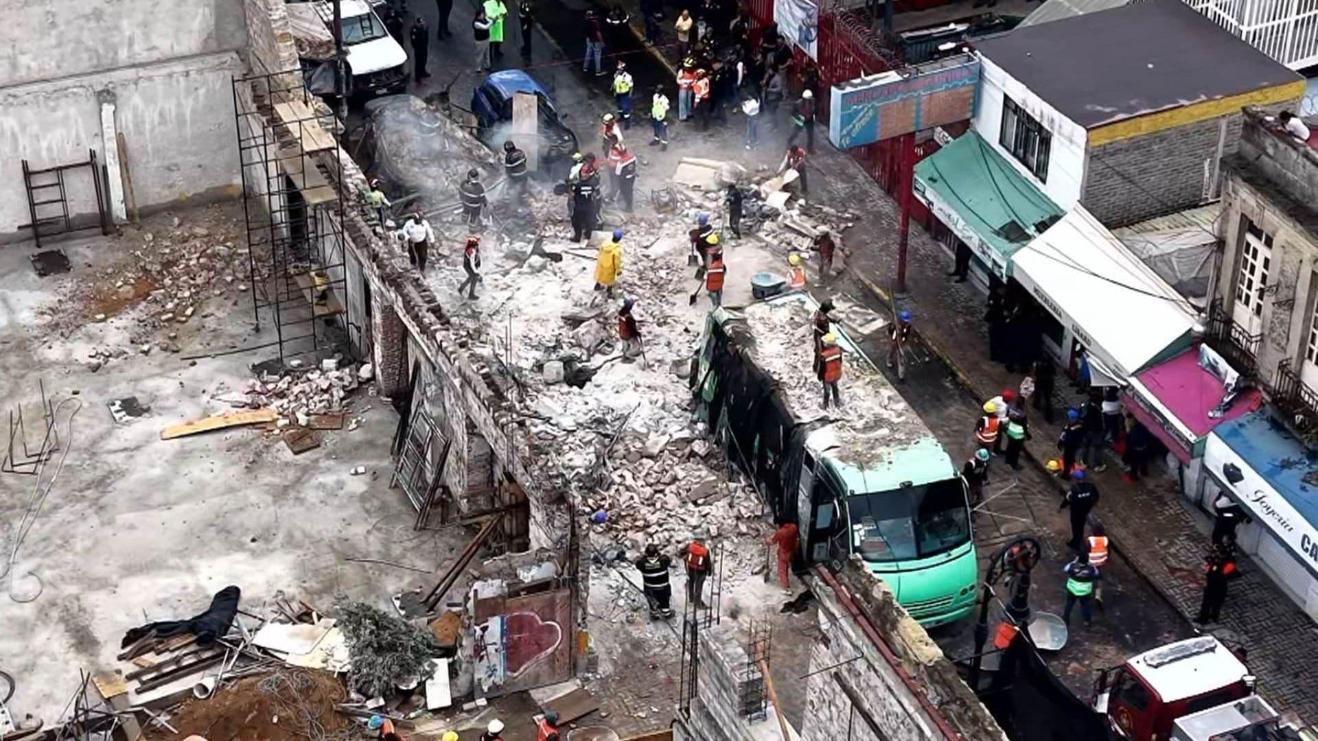 Barda Colapsa sobre Unidad de Transporte Público en Centro Histórico de CDMX; Hay 4 Heridos