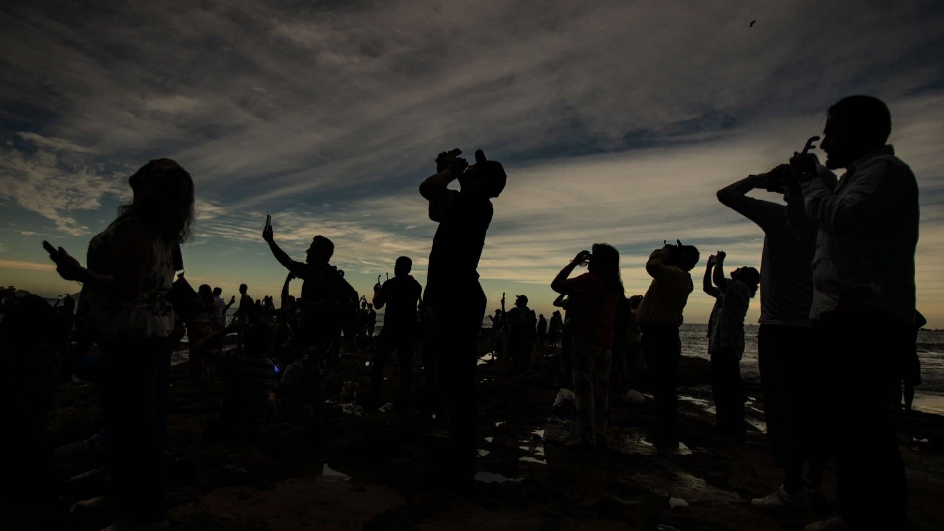 Personas disfrutaron del eclipse total de sol en México.