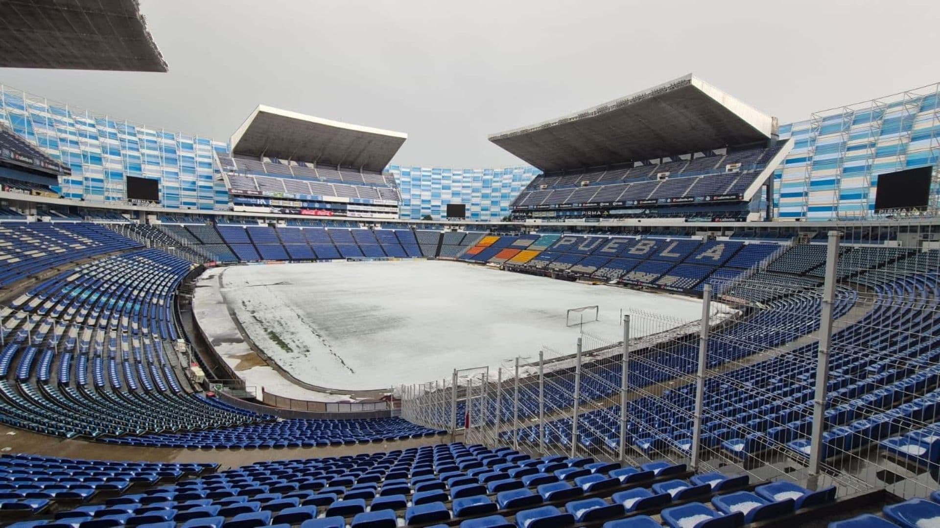 Estadio Cuauhtémoc se Viste de Blanco tras Granizada en la Ciudad de Puebla