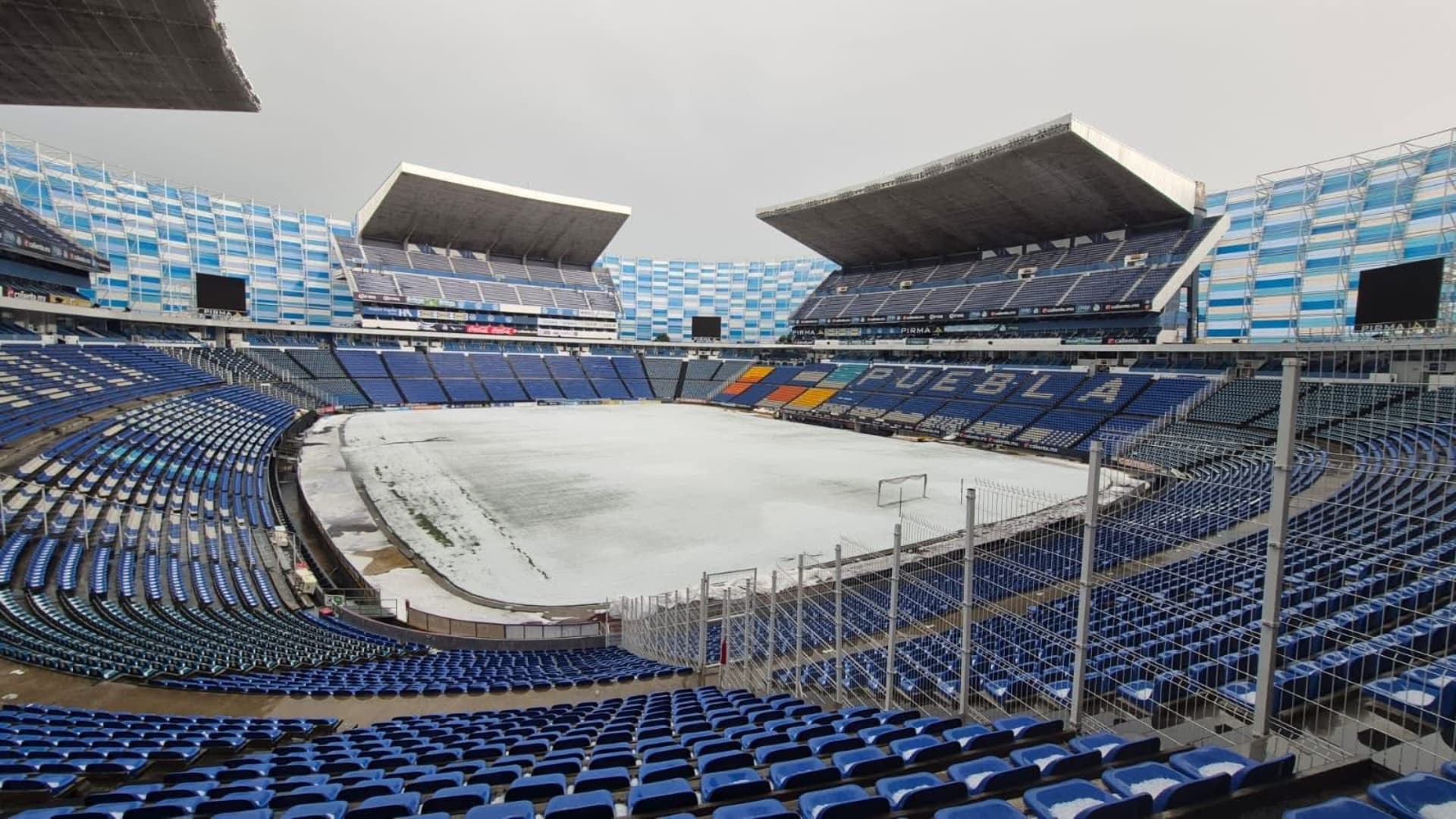 Estadio Cuauhtémoc se Viste de Blanco tras Granizada en la Ciudad de Puebla