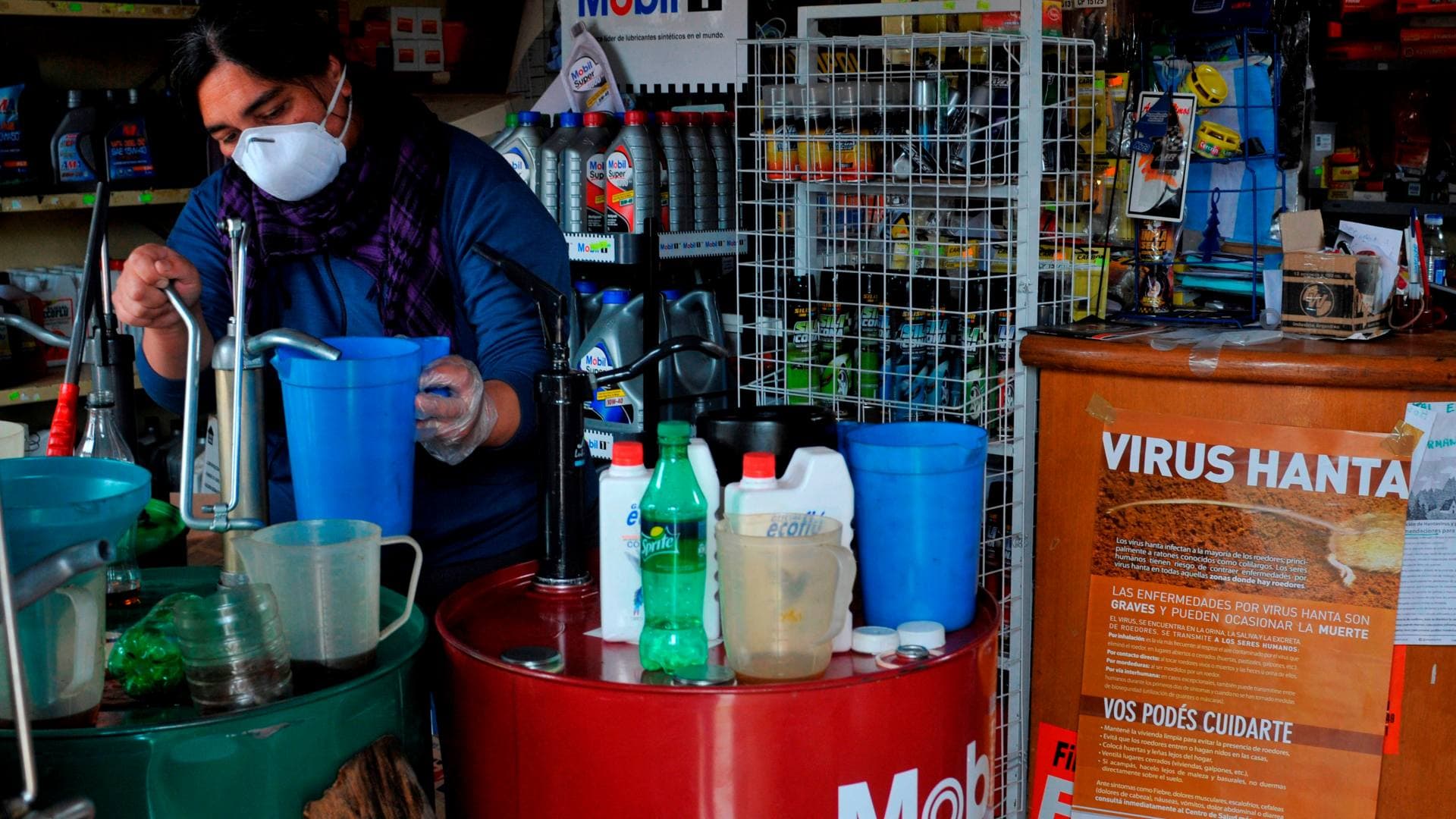 Una mujer trabaja en su tienda en Argentina luego de un brote de hantavirus, en enero 2019.