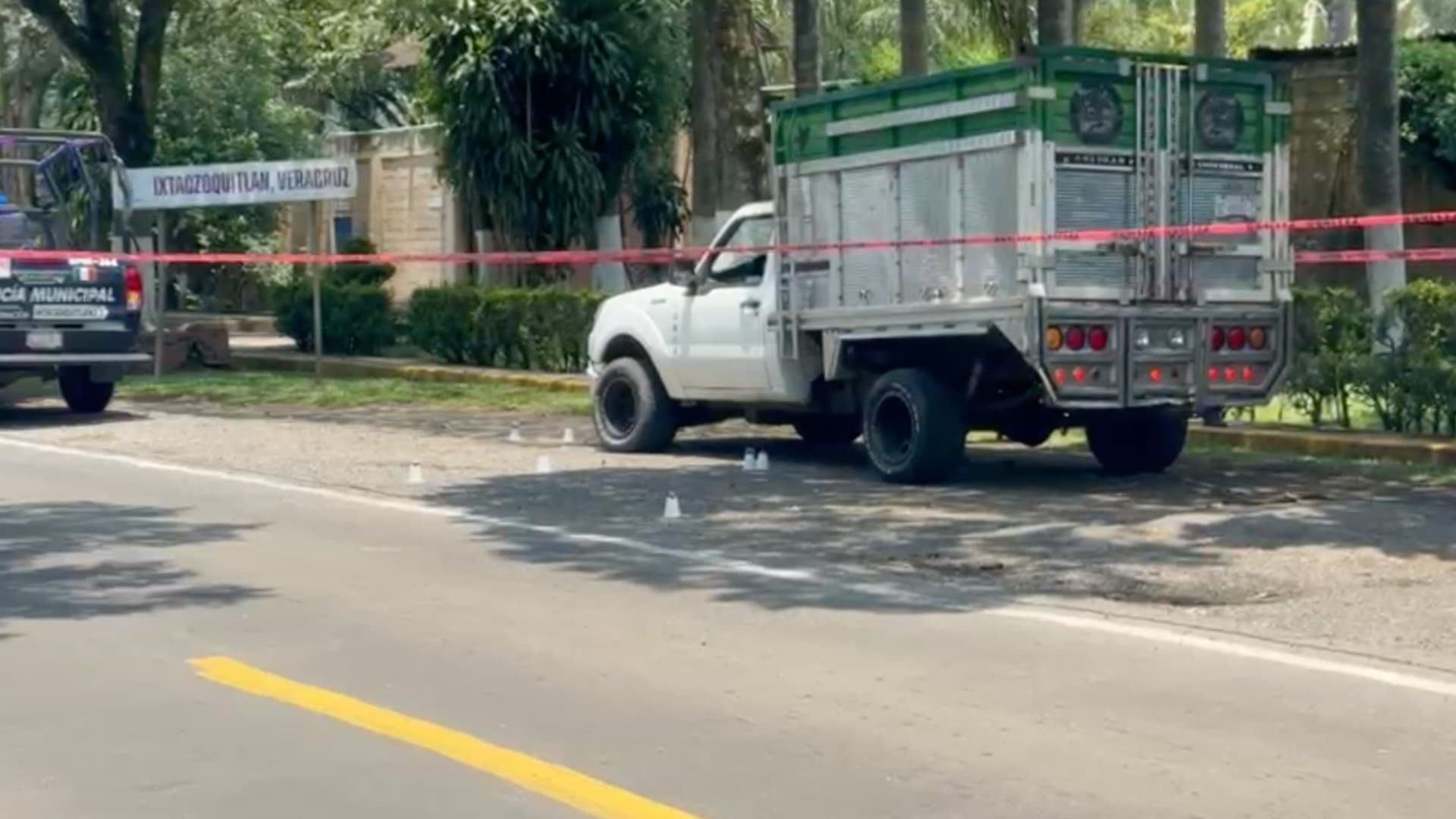 Acordonamiento y camioneta donde sufrió ataque armado un hombre en Ixtaczoquitlán