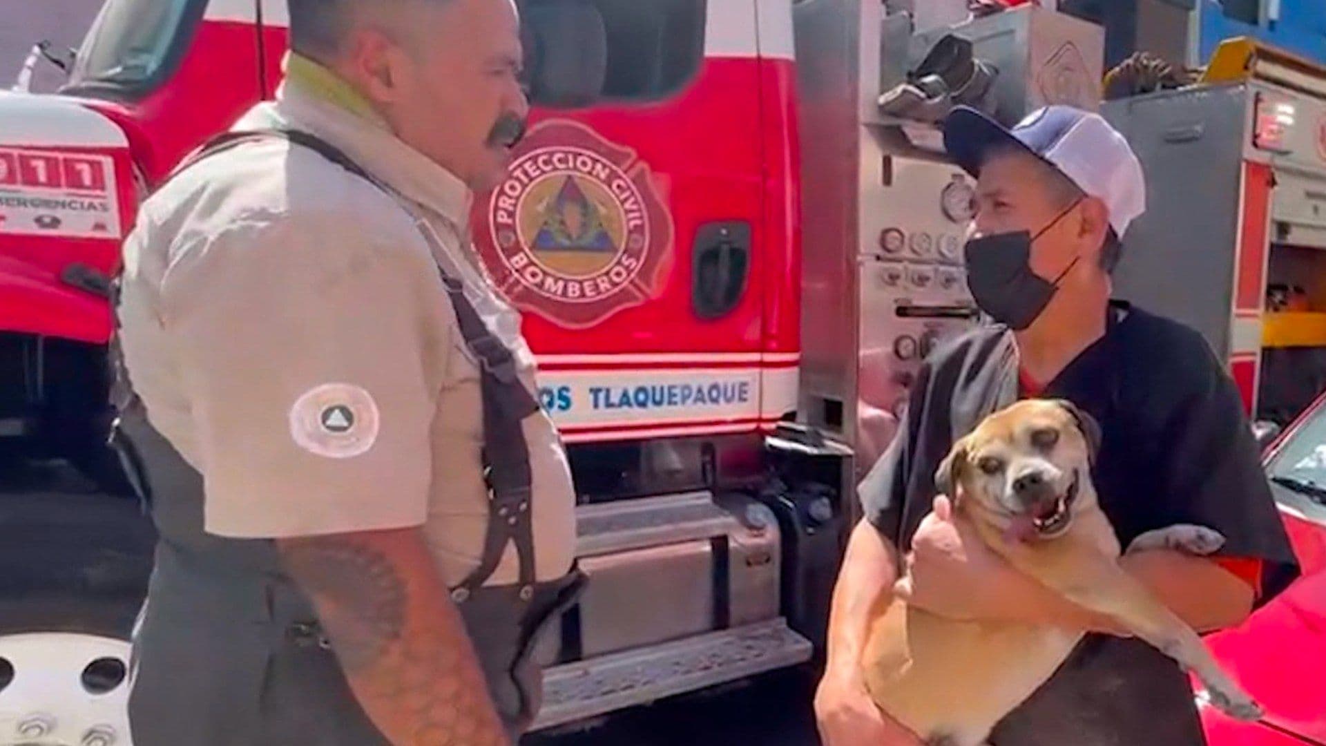 Rescatan a Dos Personas y a un Cachorro de Incendio en el Centro de Tlaquepaque
