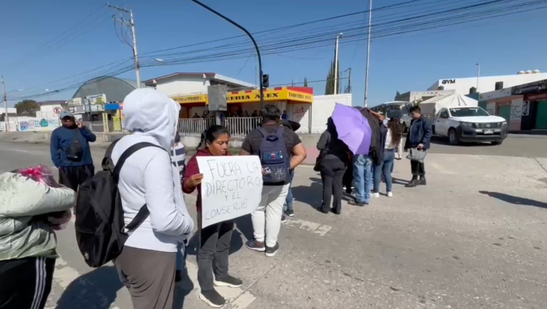 Manifestación 11 Sur Cerrada Conserje Espía Alumnas Acoso Primaria María del Rosario Graciela Puebla