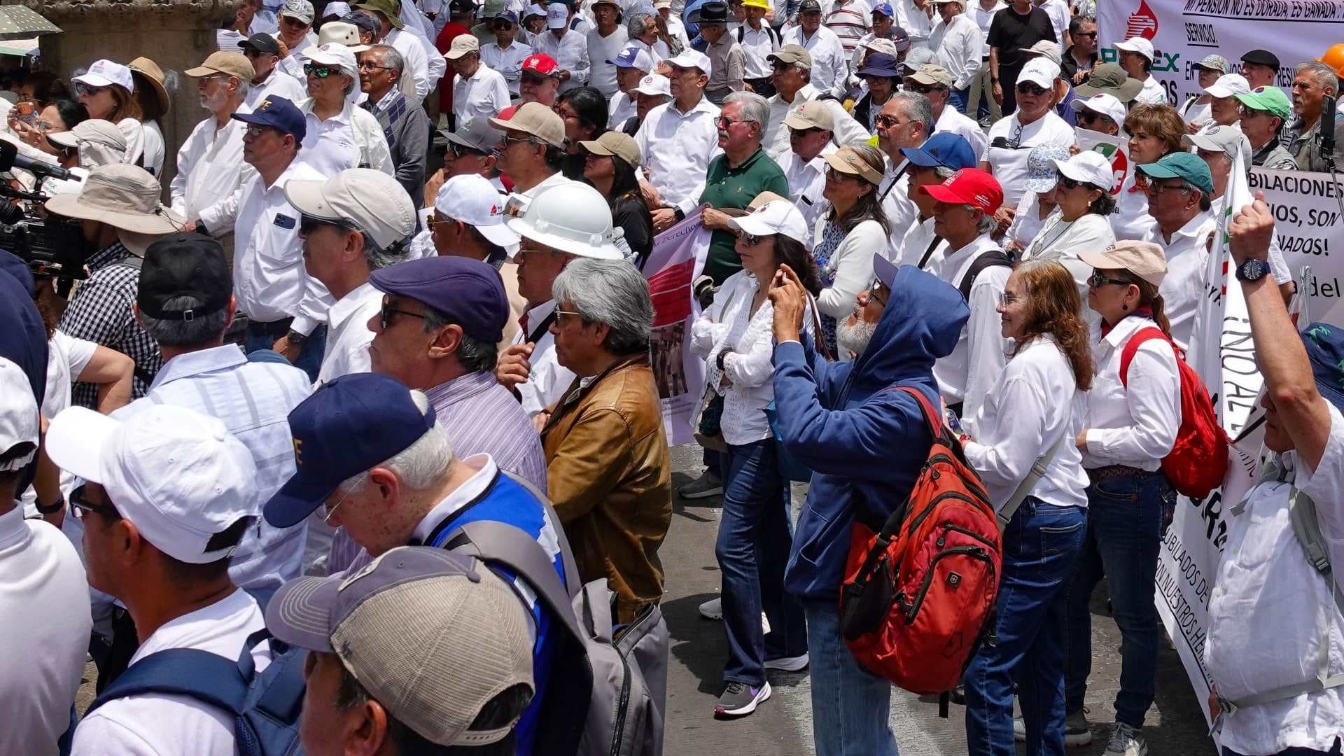 Protesta de jubilados de CFE y Pemex en CDMX en abril 2026