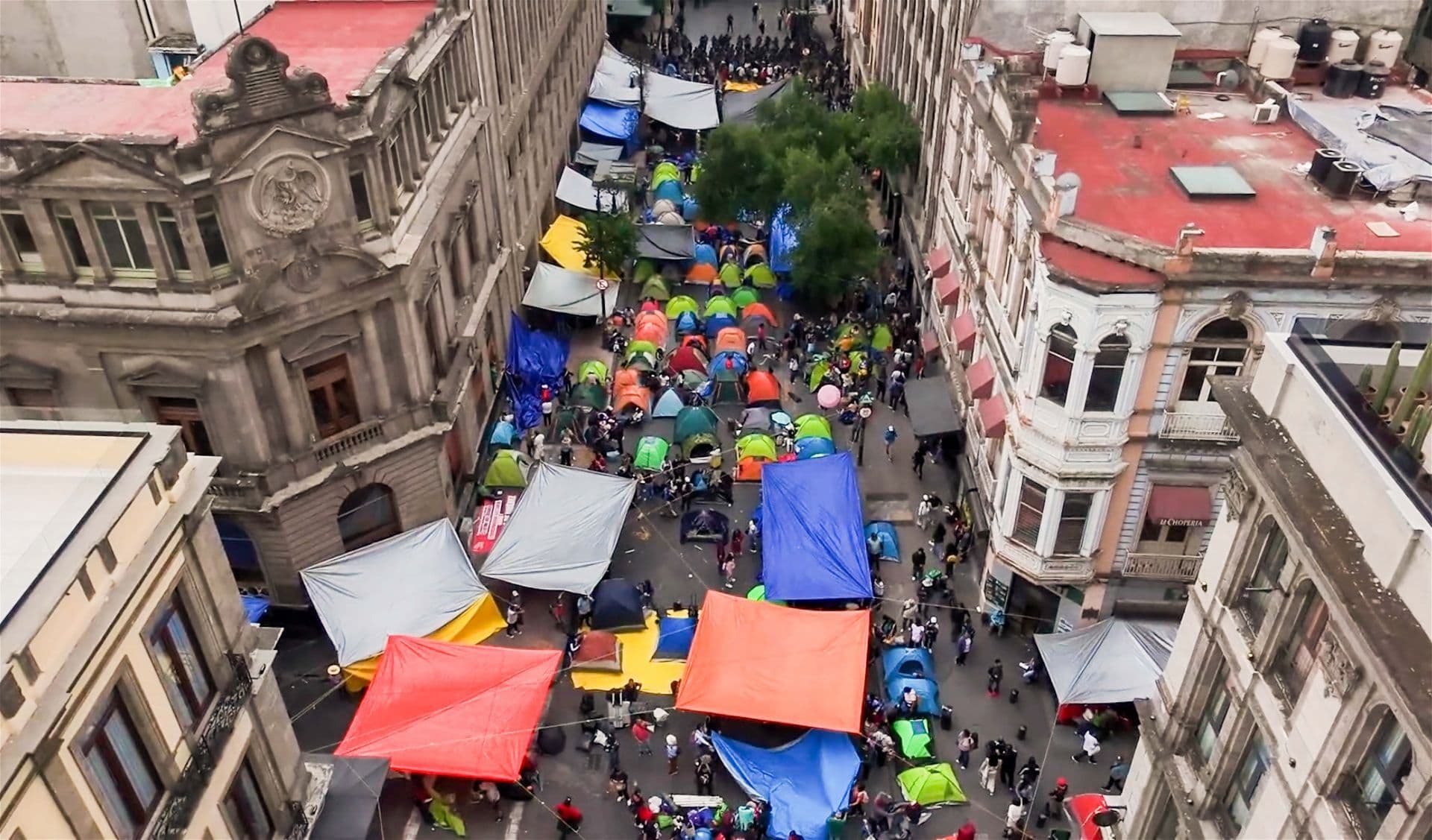 Maestros de la CNTE mantienen un campamento en la calle 5 de mayo de la CDMX.