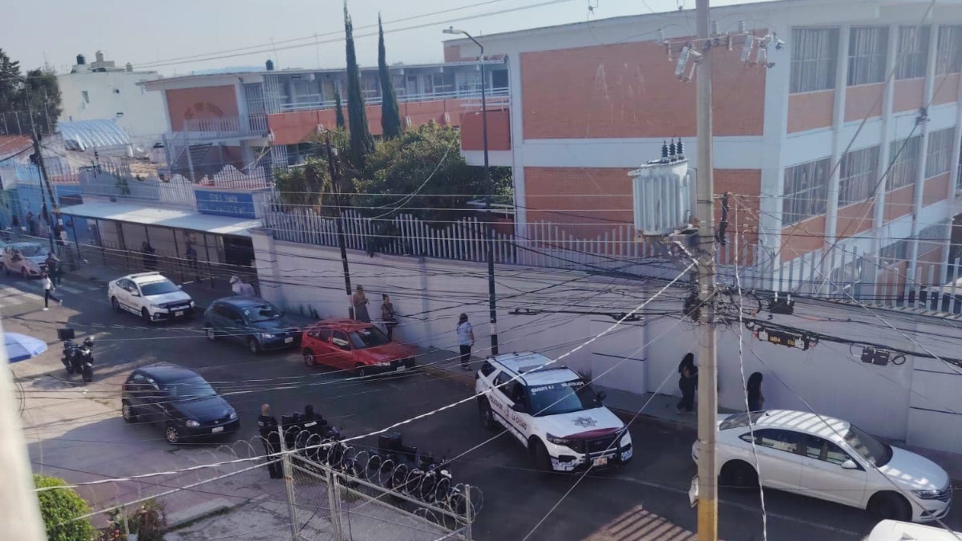 Abandonan cartulina con mensaje de amenazas en escuela primaria Adela Márquez de Puebla.