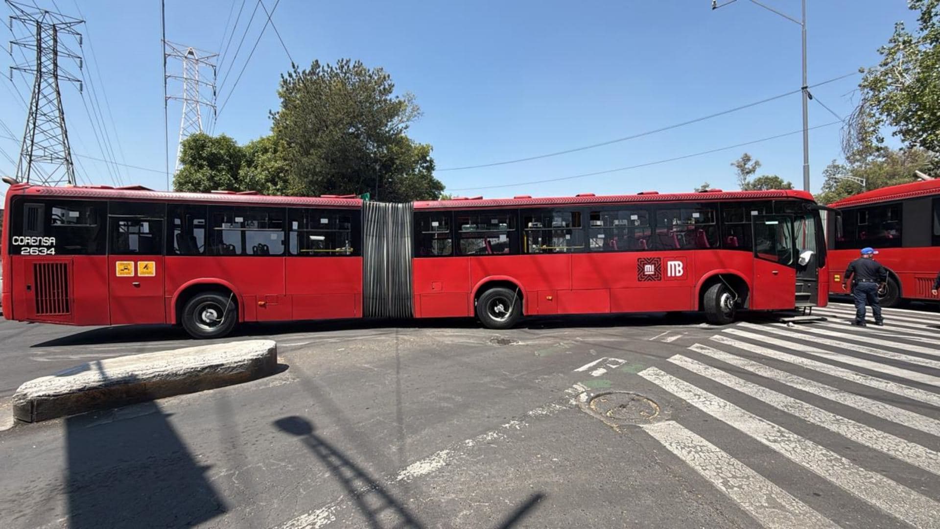 Metrobús CDMX varado en Insurgentes y Eje 2 Norte