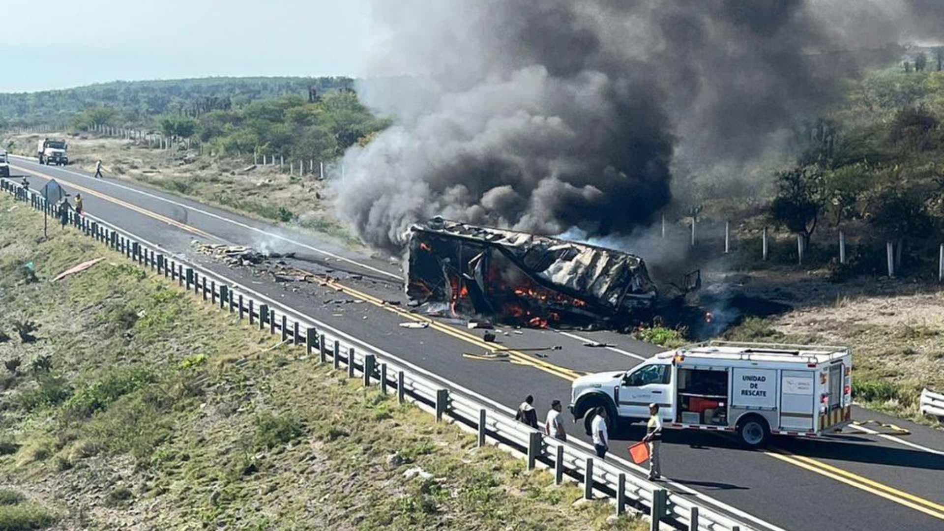 Un Muerto y Dos Lesionados por Volcadura e Incendio de Tráiler en Autopista Cuacnopalan Oaxaca Santa María Coapan