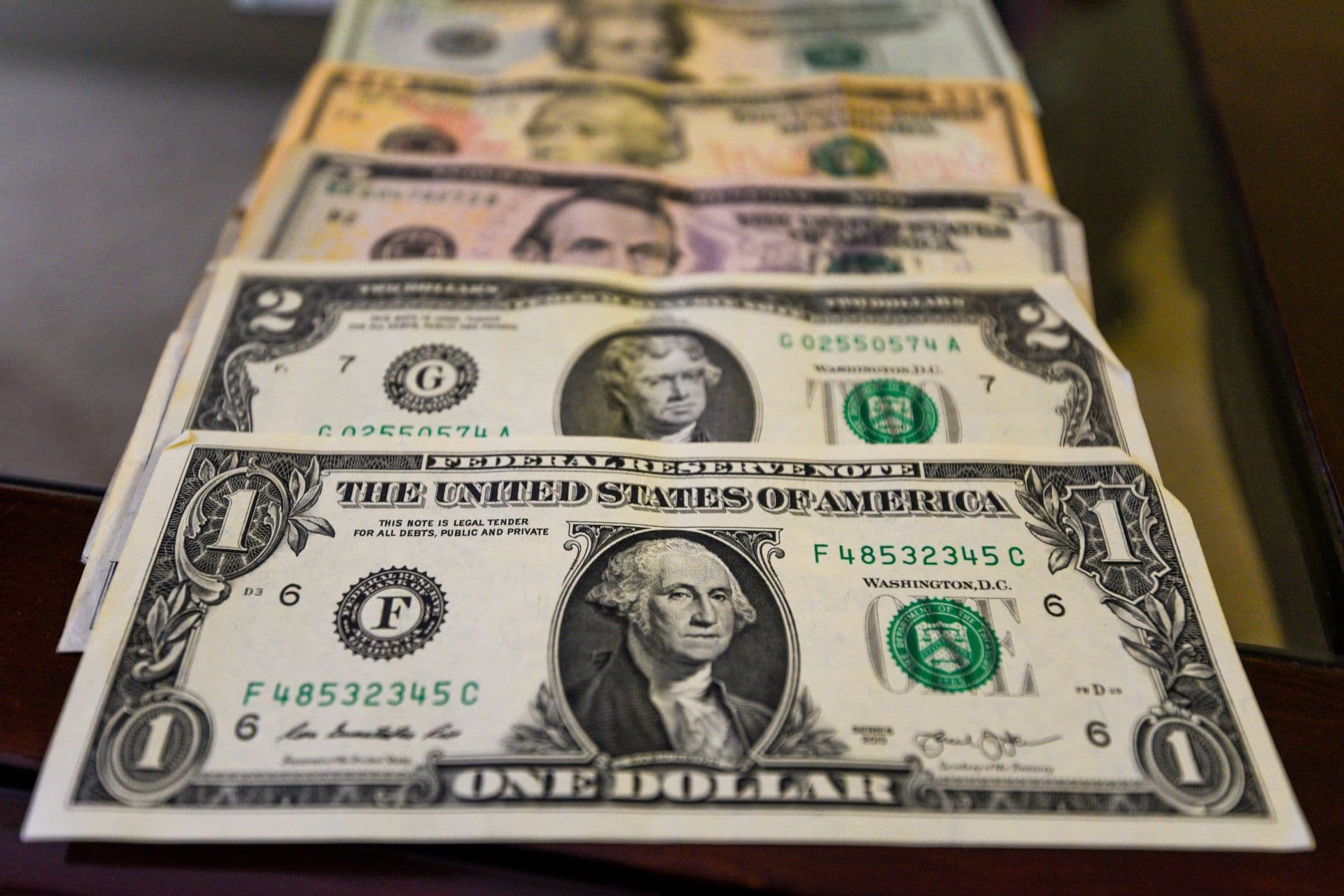 billetes de distintas denominaciones de dólar