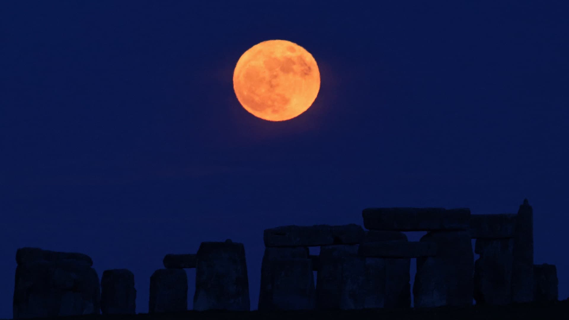 La Luna llena sobre Stonehenge