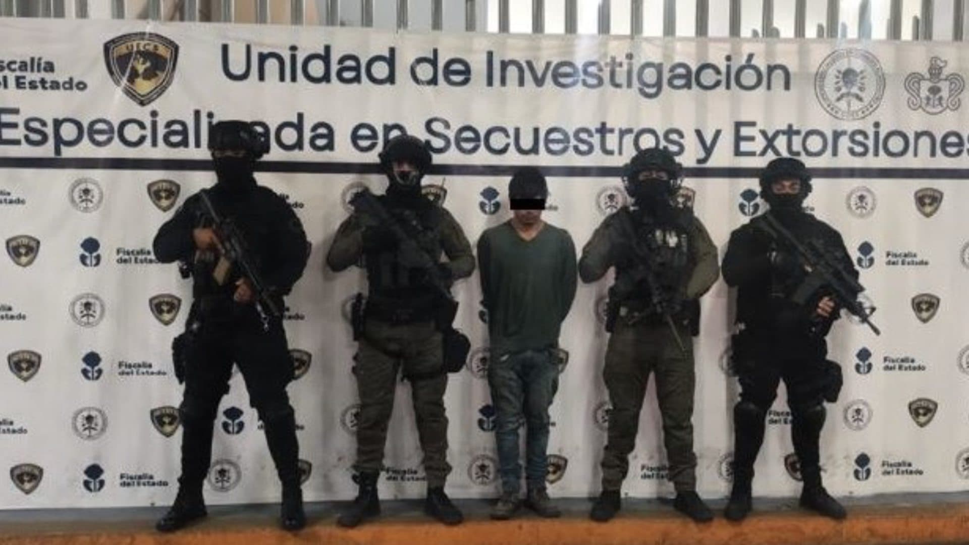 Policia con detenido