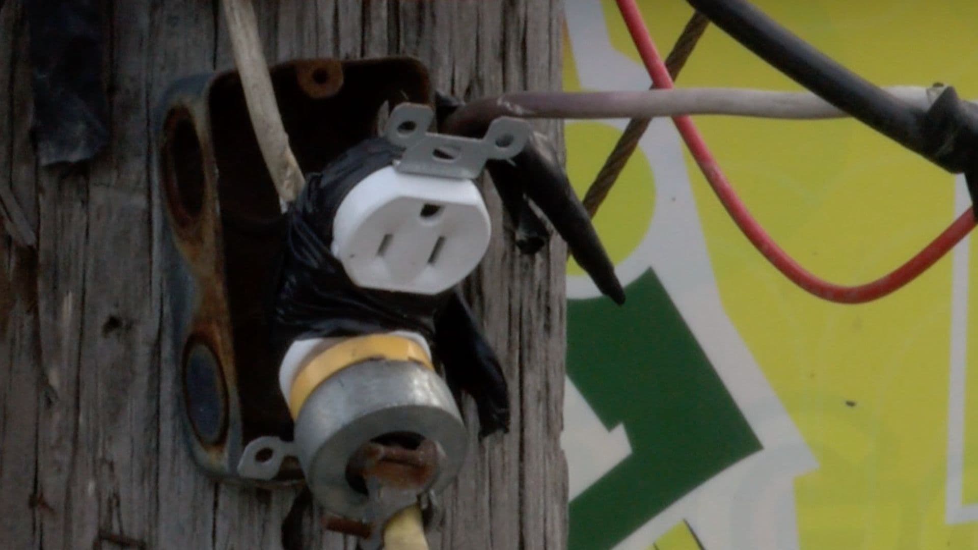 Instalaciones Eléctricas en La Rotonda de Matamoros son un Riesgo Latente: Vecinos