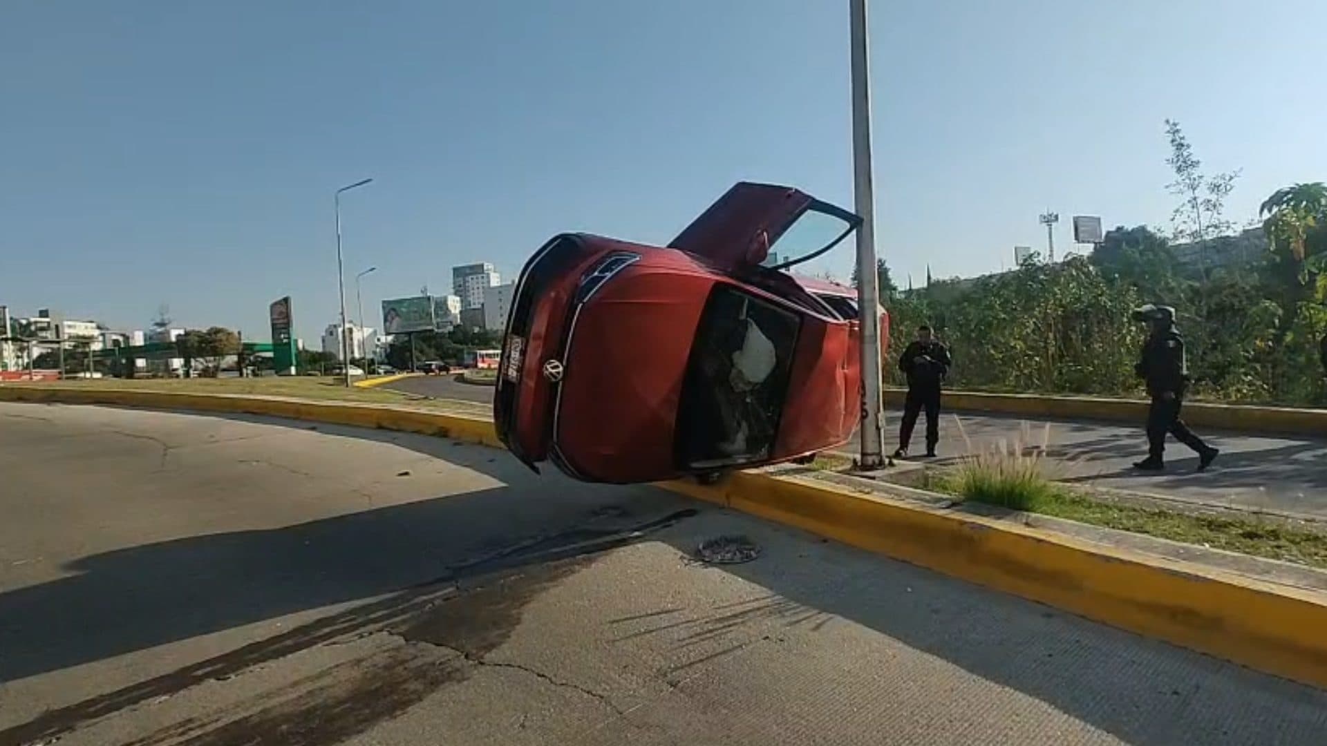 Accidente Persecución Volcadura de Automóvil en CIS de Angelópolis Vía Atlixcáyotl Puebla