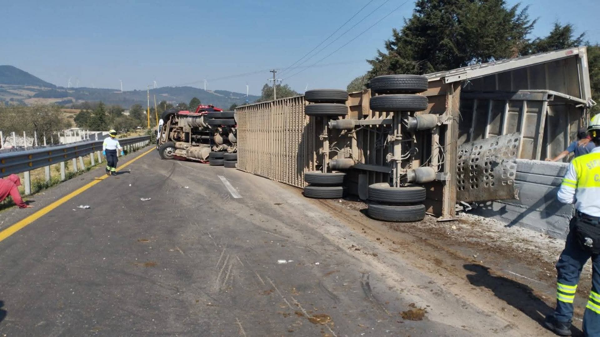 Rapiña por volcadura de tráiler en la Autopista Puebla-Orizaba.