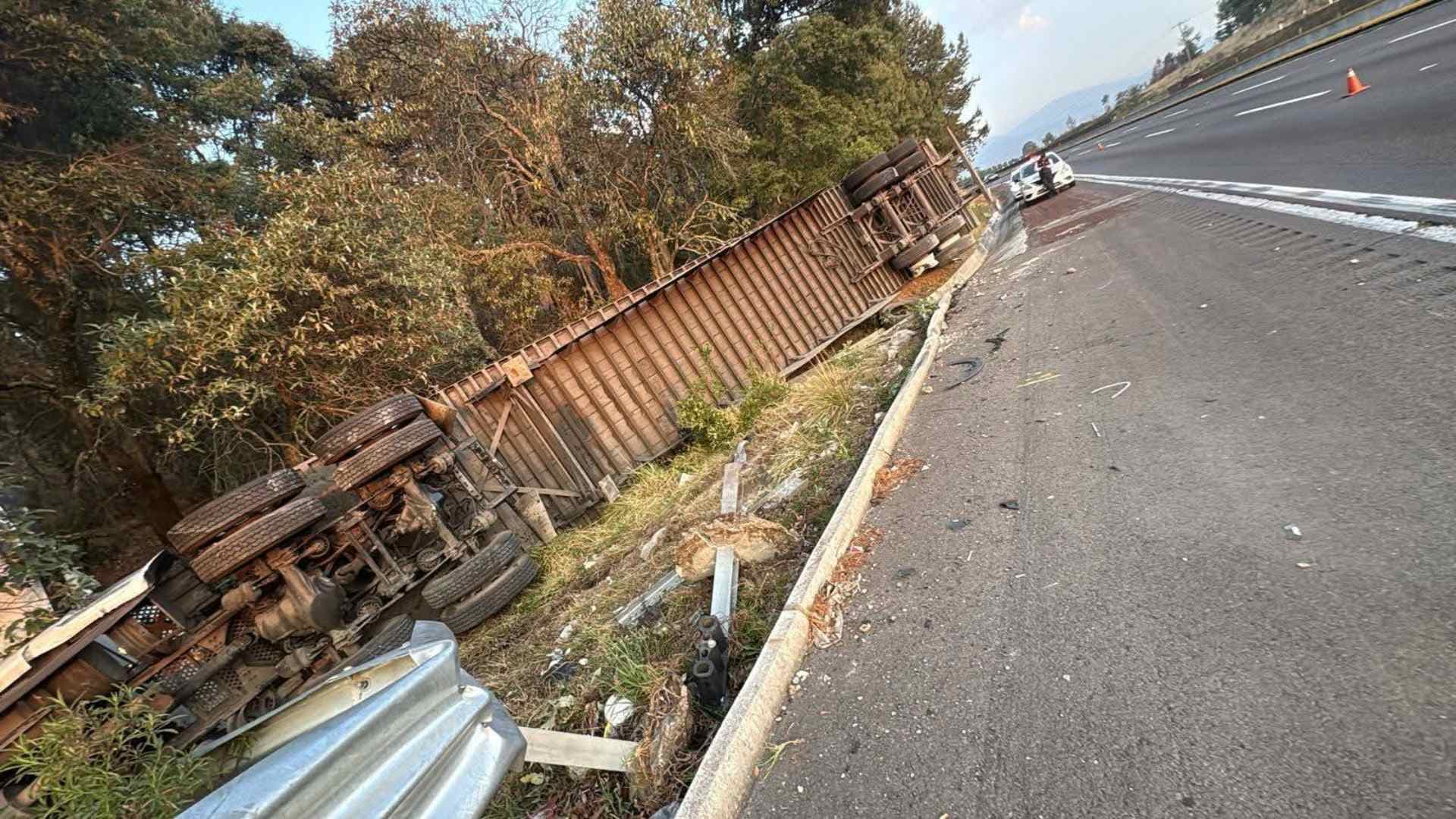 Cierre Parcial en Autopista México Puebla por Accidente Volcadura Tráiler Paquetería Castores Hoy 5 de Mayo