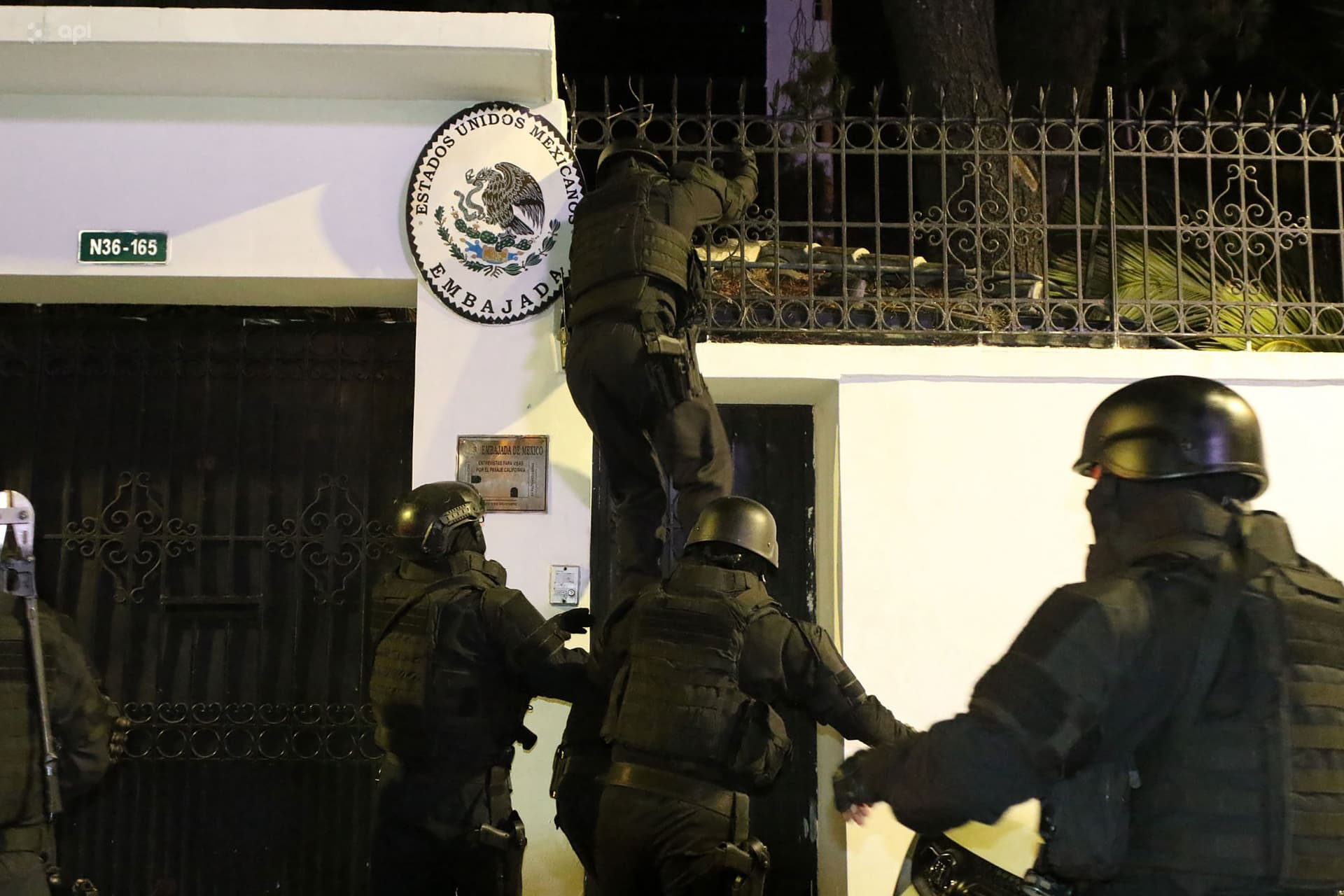 Miembros de la policía de Ecuador irrumpen la embajada de México en Quito