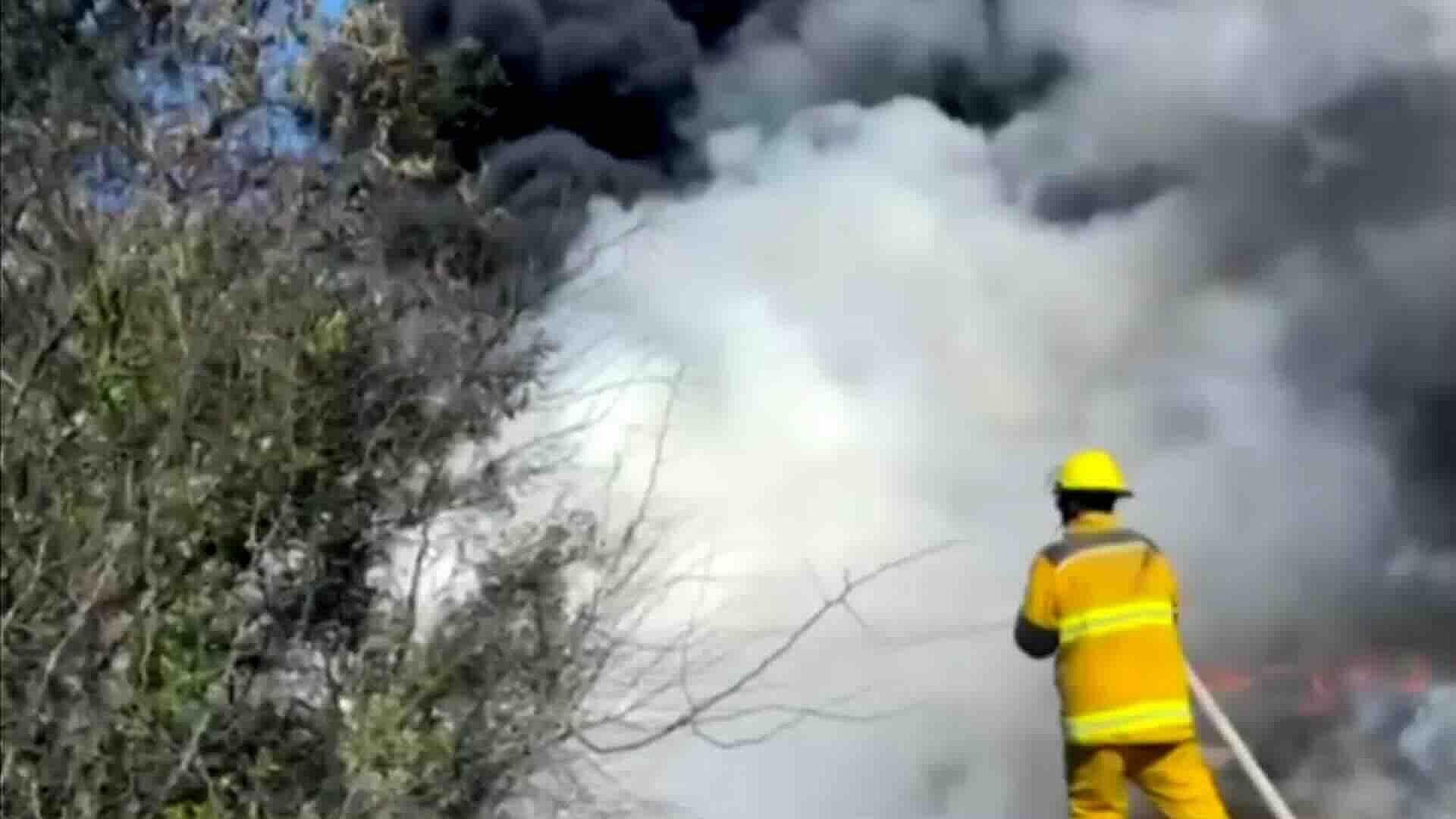 Foto | Incendio en Tiradero de Basura en Juárez, Nuevo León Genera Columna de Humo Tóxico