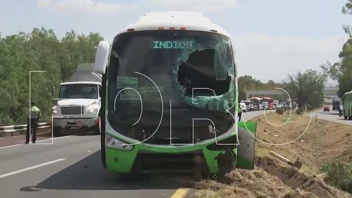 Volcadura de autobús de pasajeros deja dos lesionados en carretera Ecatepec-Pirámides