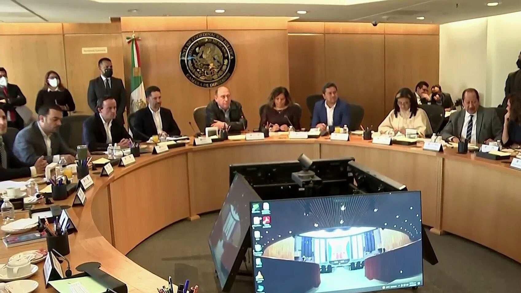 Mikel Arriola y Yon de Luisa se reúnen con diputados por violencia en estadios