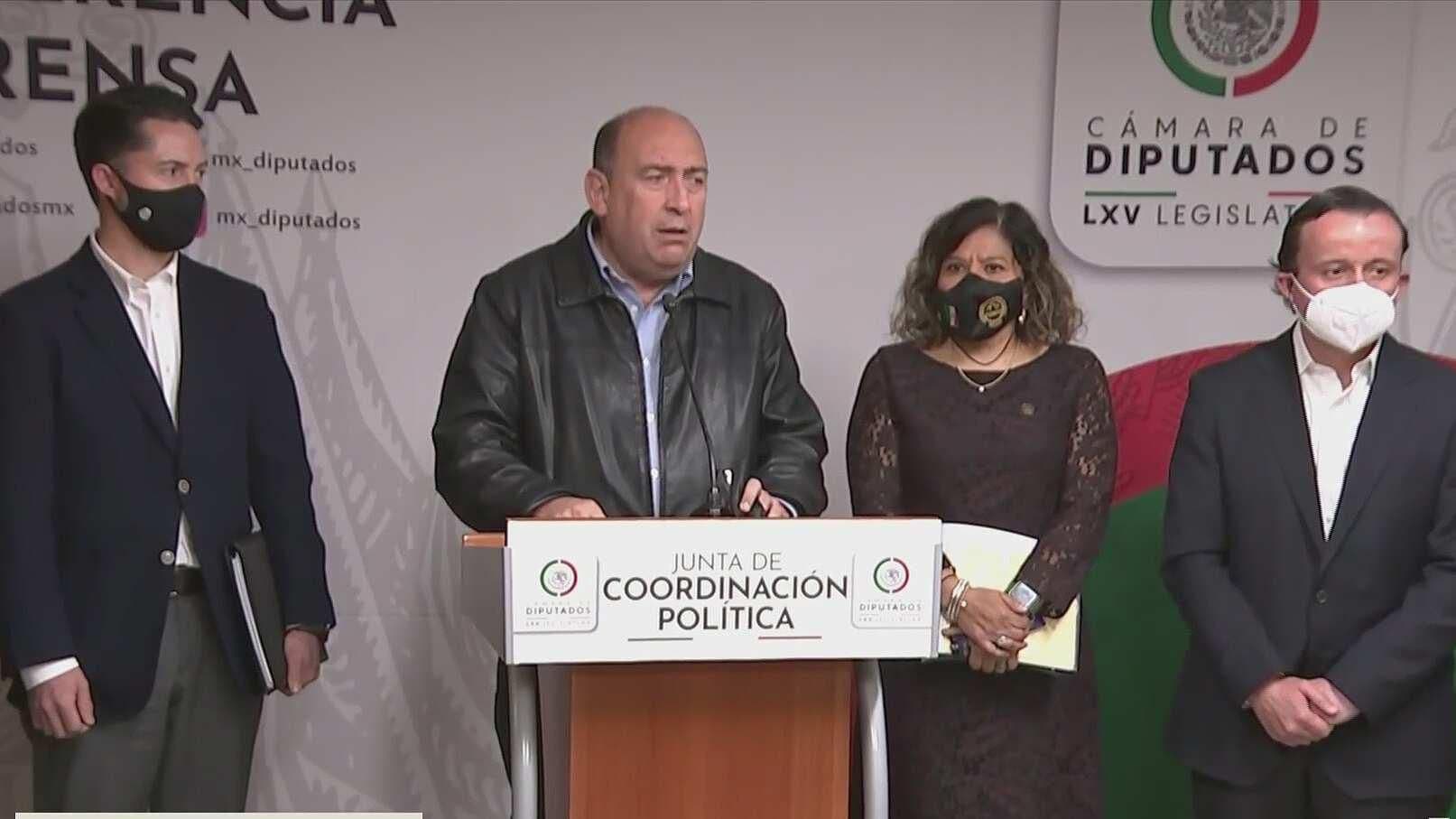 Yon de Luisa y Mikel Arriola se reúnen con diputados