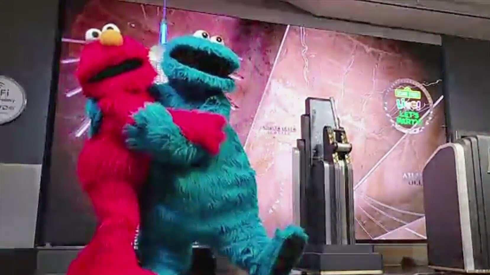 Integrantes de Plaza Sésamo visitan el Empire State de Nueva York
