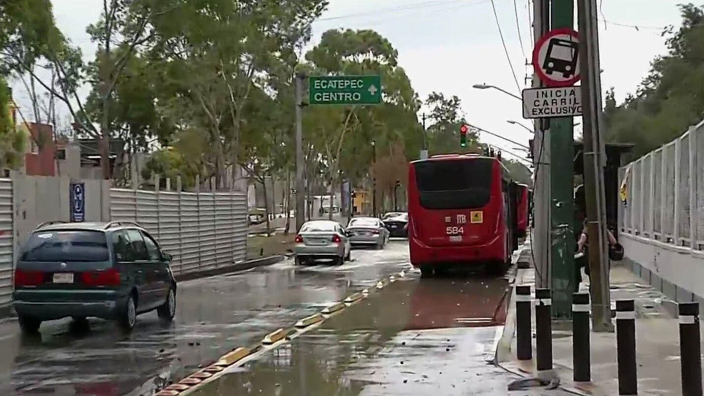 Permanece fuga de agua en Periférico y Bordo de Xochiaca