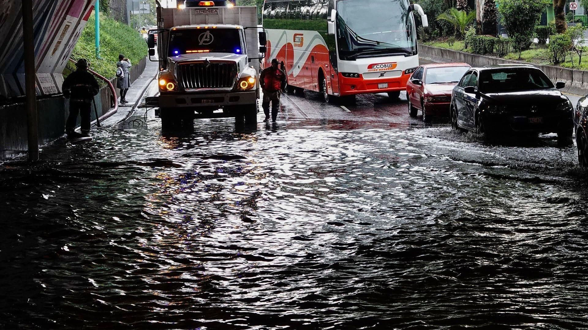 Lluvia provoca encharcamientos en Circuito Interior y Marina, CDMX