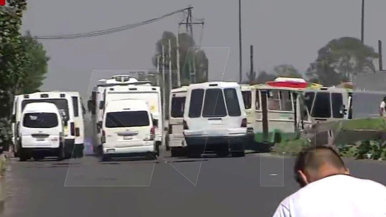 Choferes de transporte público bloquean el Bordo de Xochiaca