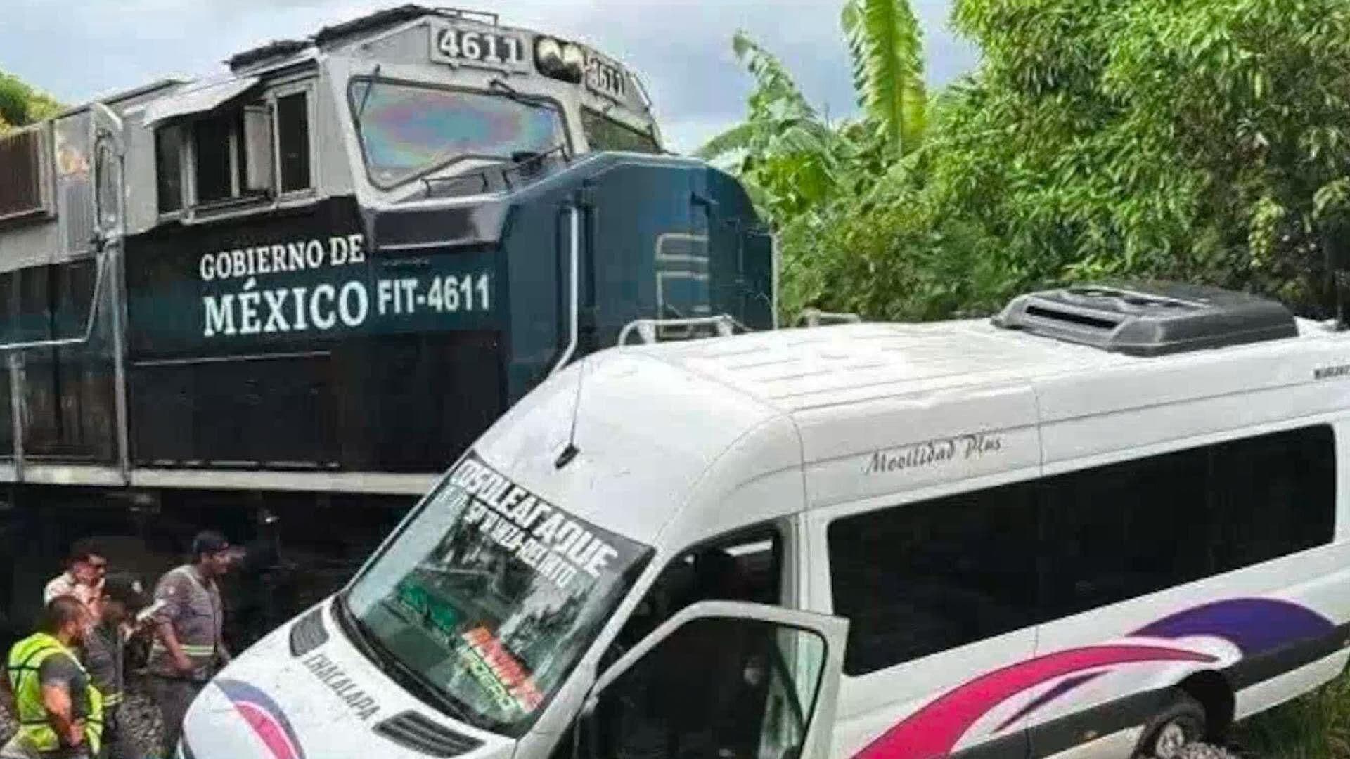 Tren Embiste y Arrastra a Camioneta de Pasajeros que Intentó Ganarle el Paso en Cosoleacaque