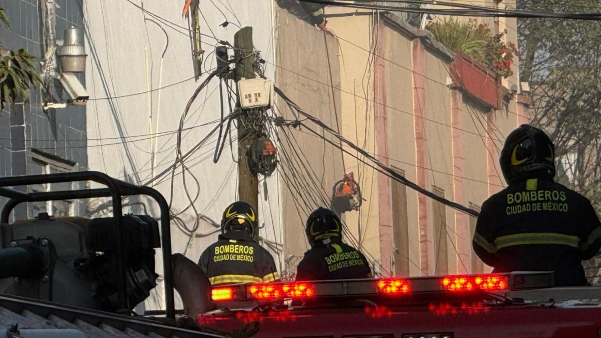 Incendio en Fábrica de Muebles Pone en Alerta a Vecinos de Colonia Atlampa, CDMX, ¿Qué Pasó?