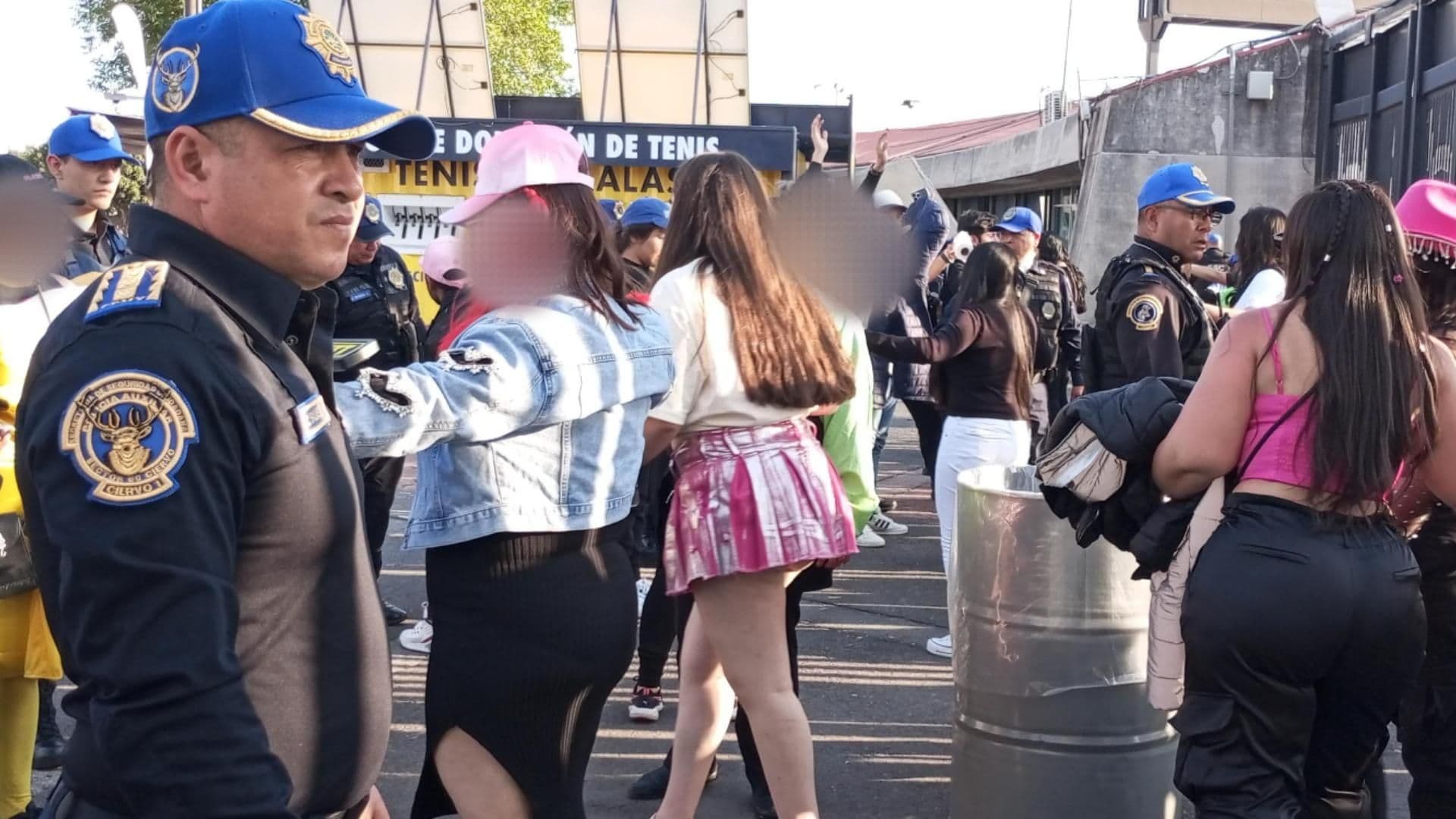 Detienen 3 Asaltantes y 10 Revendedores en Concierto de Karol G en el Azteca