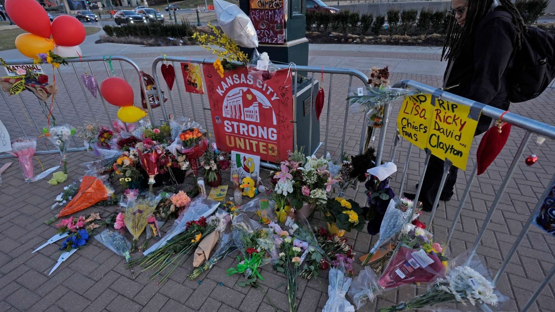 Acusan a Dos Jóvenes de Homicidio por Tiroteo Durante Desfile de Kansas City Chiefs