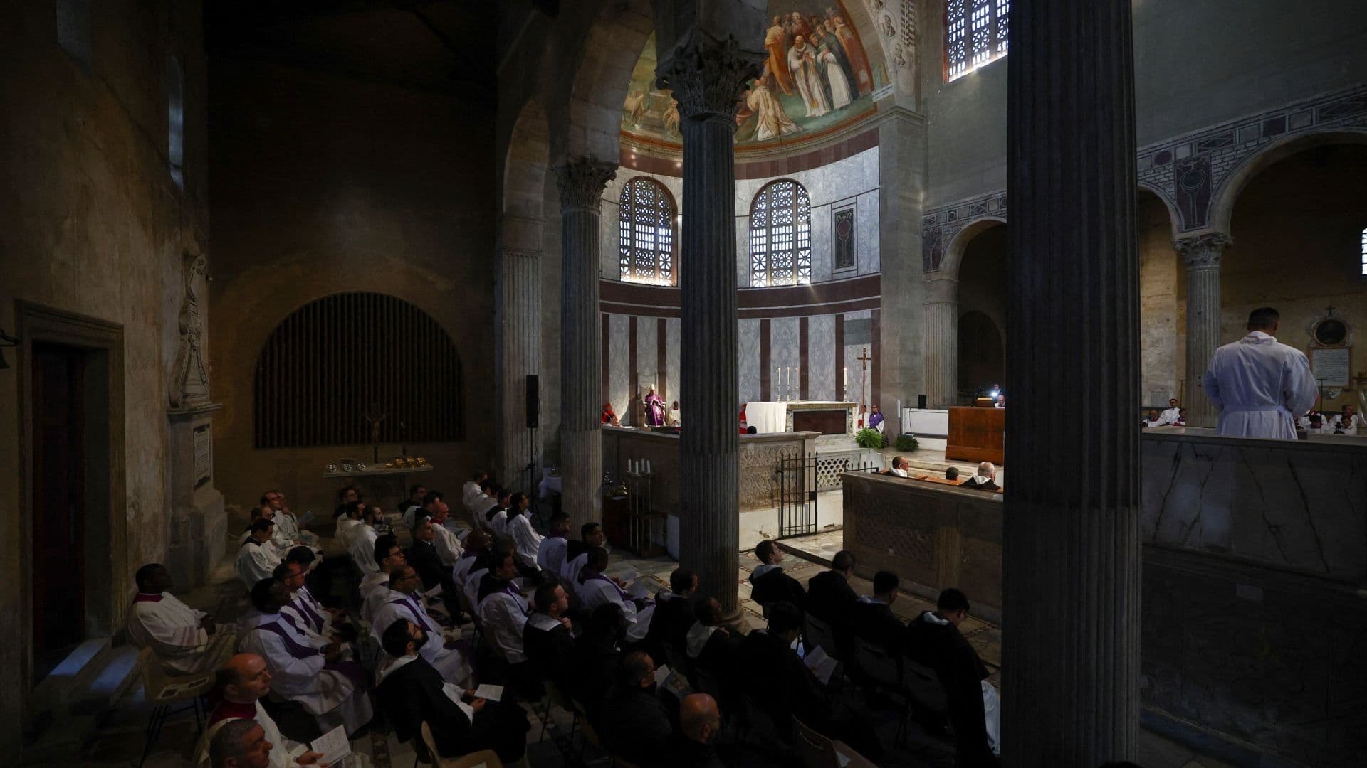 Cardenal lee Homilía en Ausencia del Papa Durante Misa de Miércoles de Ceniza
