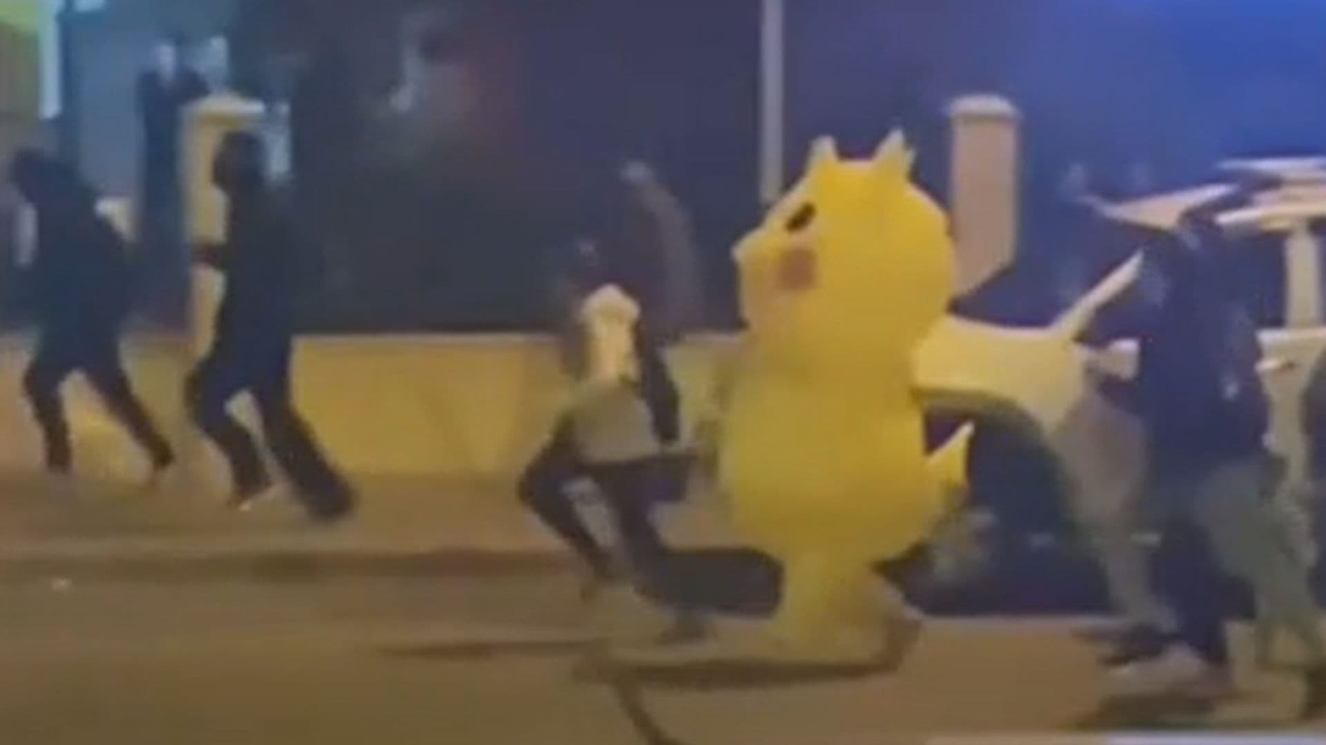 ‘Pikachú’ Escapa de la Policía en Estambul Durante una Protesta | Video