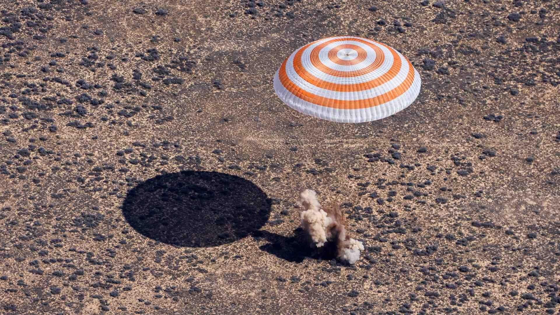 Cápsula Espacial Soyuz Regresa a Tierra desde la EEI con 2 Rusos y un Estadounidense