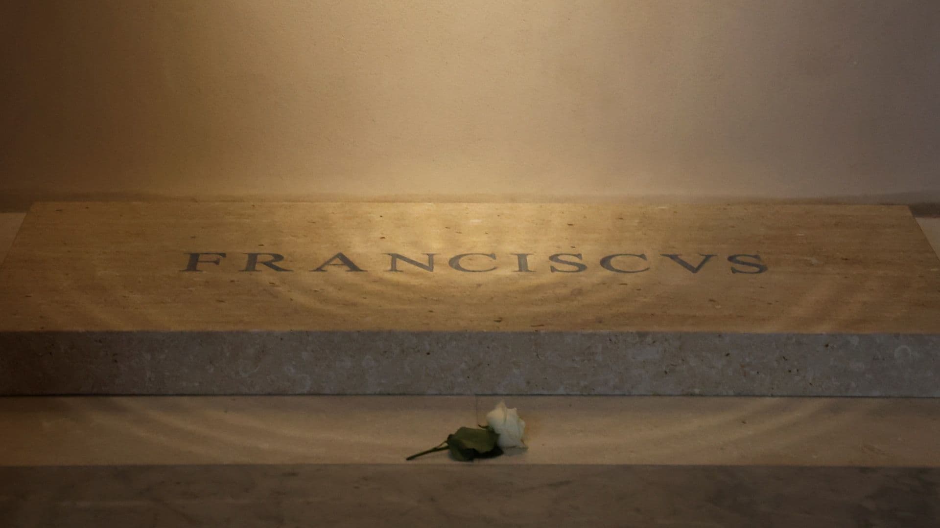 Detectan Error en la Lápida de la Tumba del Papa Francisco