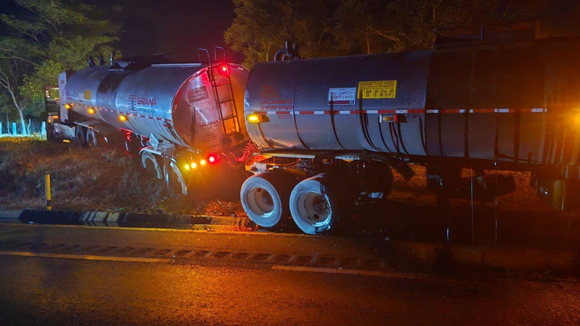 Tractocamión Sale del Camino tras Presunto Intento de Asalto en Autopista Cosoleacaque-La Tinaja