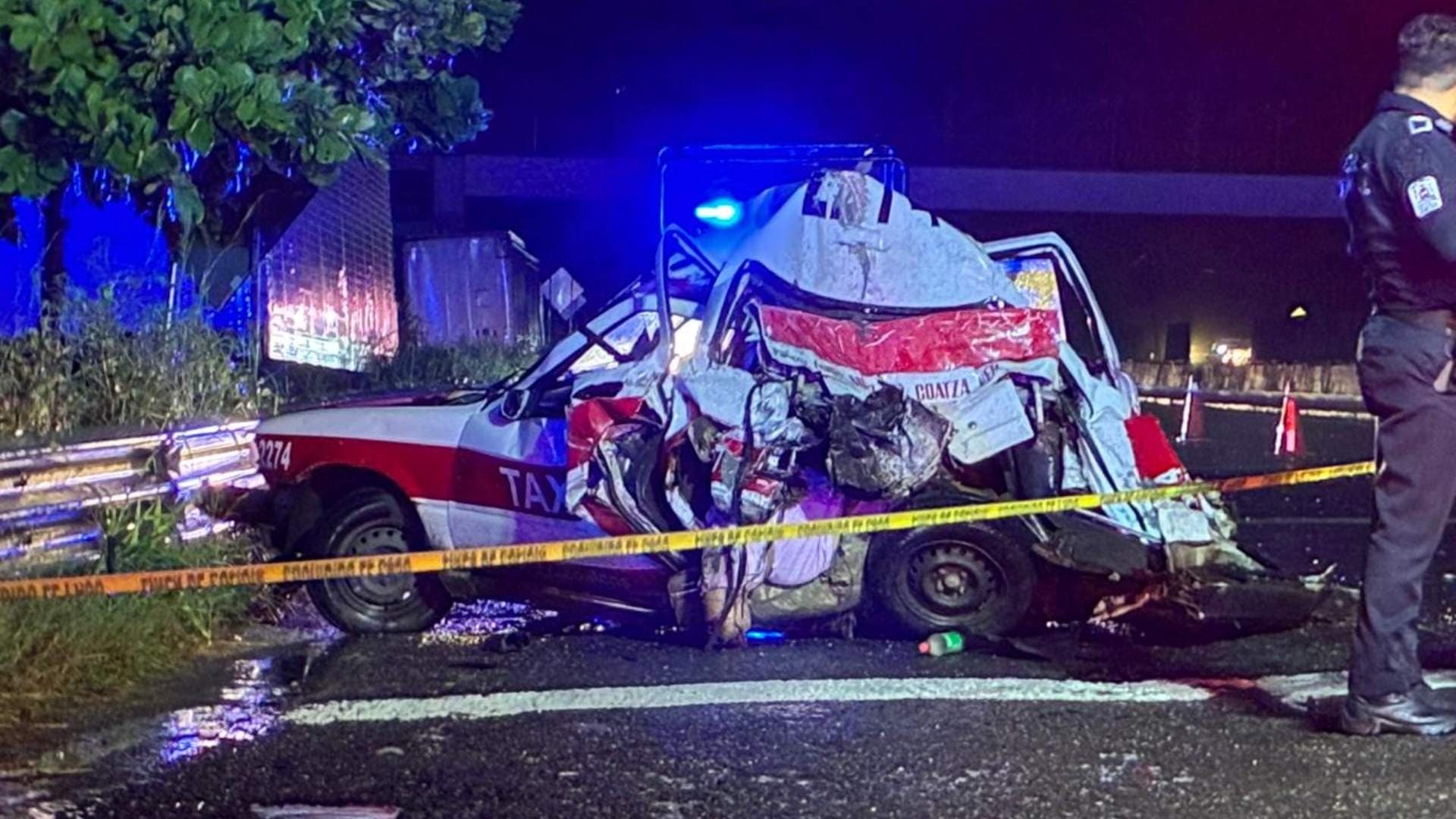Tráiler Embiste a Taxi en la Autopista Nuevo Teapa-Cosoleacaque; Hay Dos Mujeres Muertas