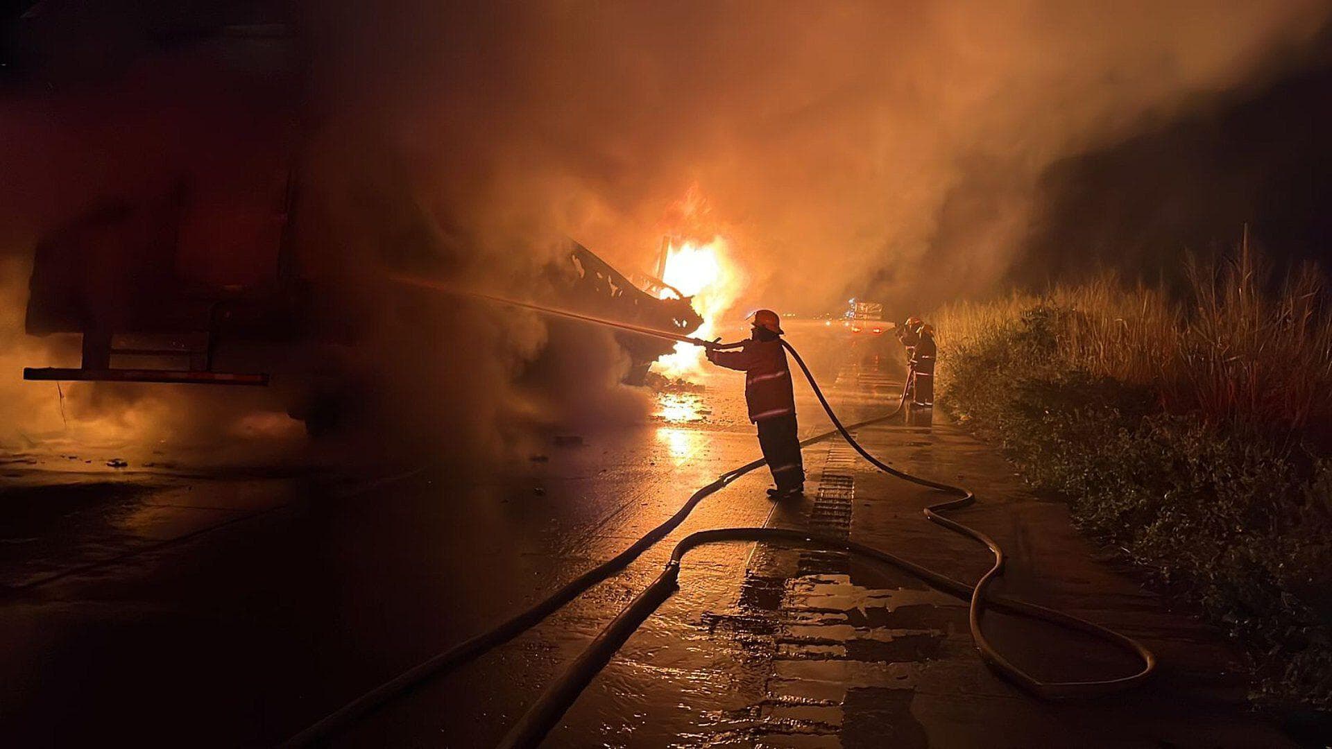 Se Incendia Tráiler Cargado de Cloro en la Carretera Cosoleacaque-Nuevo Teapa