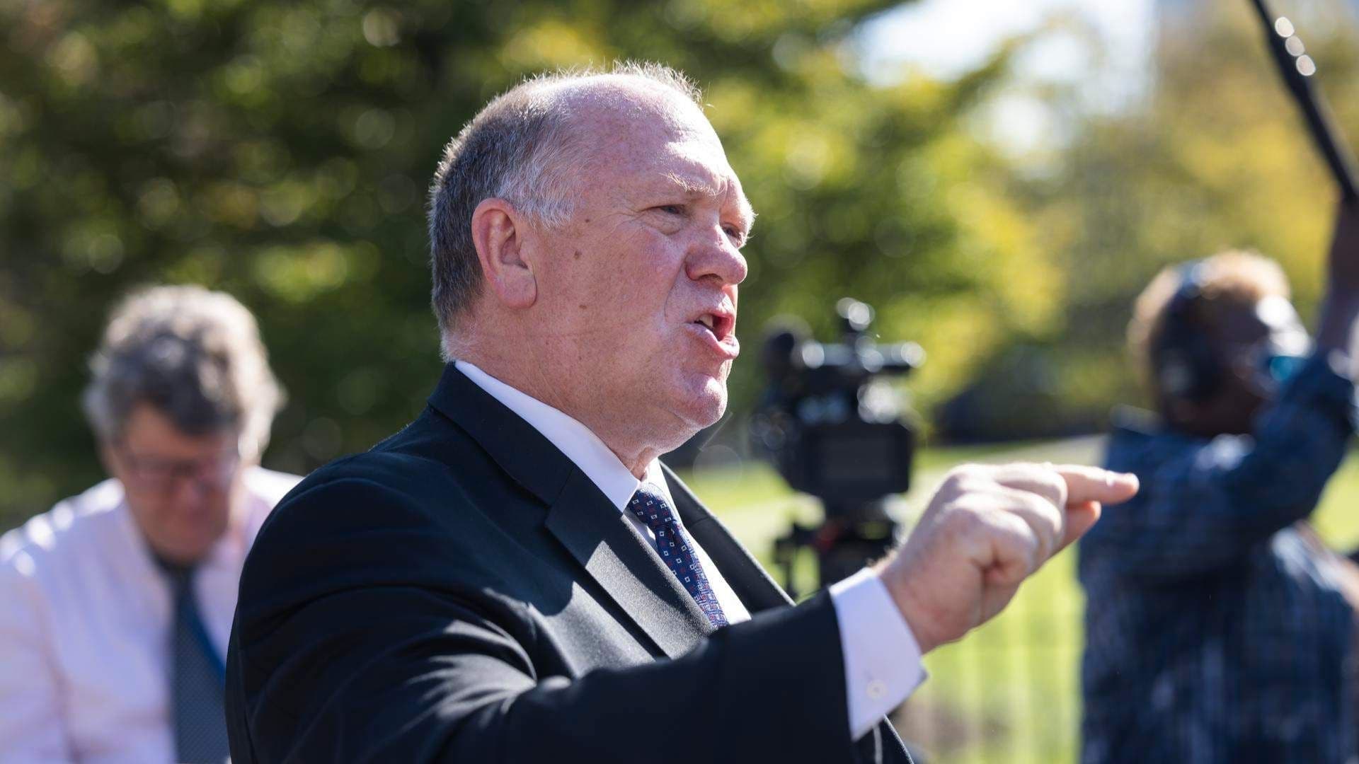 ICE No Utiliza 'Perfil Racial’ para Arresto de Migrantes en Redadas, Asegura Tom Homan