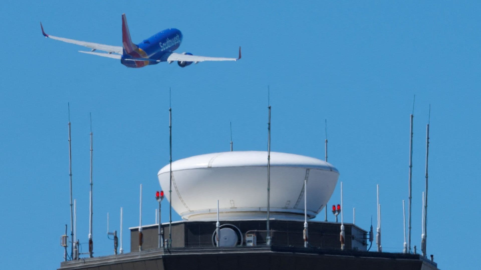 Torre de Control de Aeropuerto de Hollywood Cerrará por Falta de Personal por 'Shutdown' en EUA