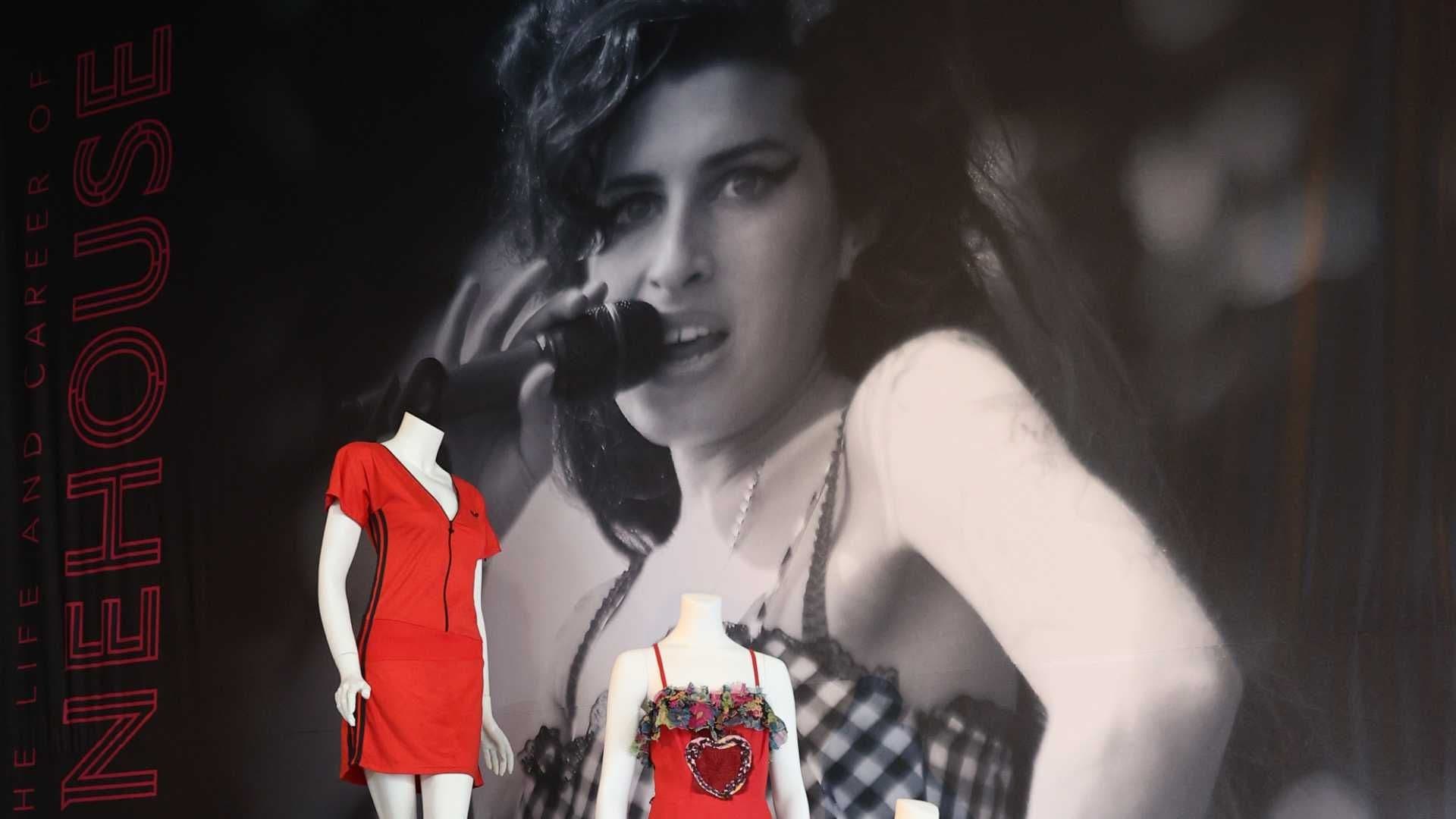 El Papá de Amy Winehouse Demandó a Dos Amigas de la Cantante: ¿De Qué las Acusa?