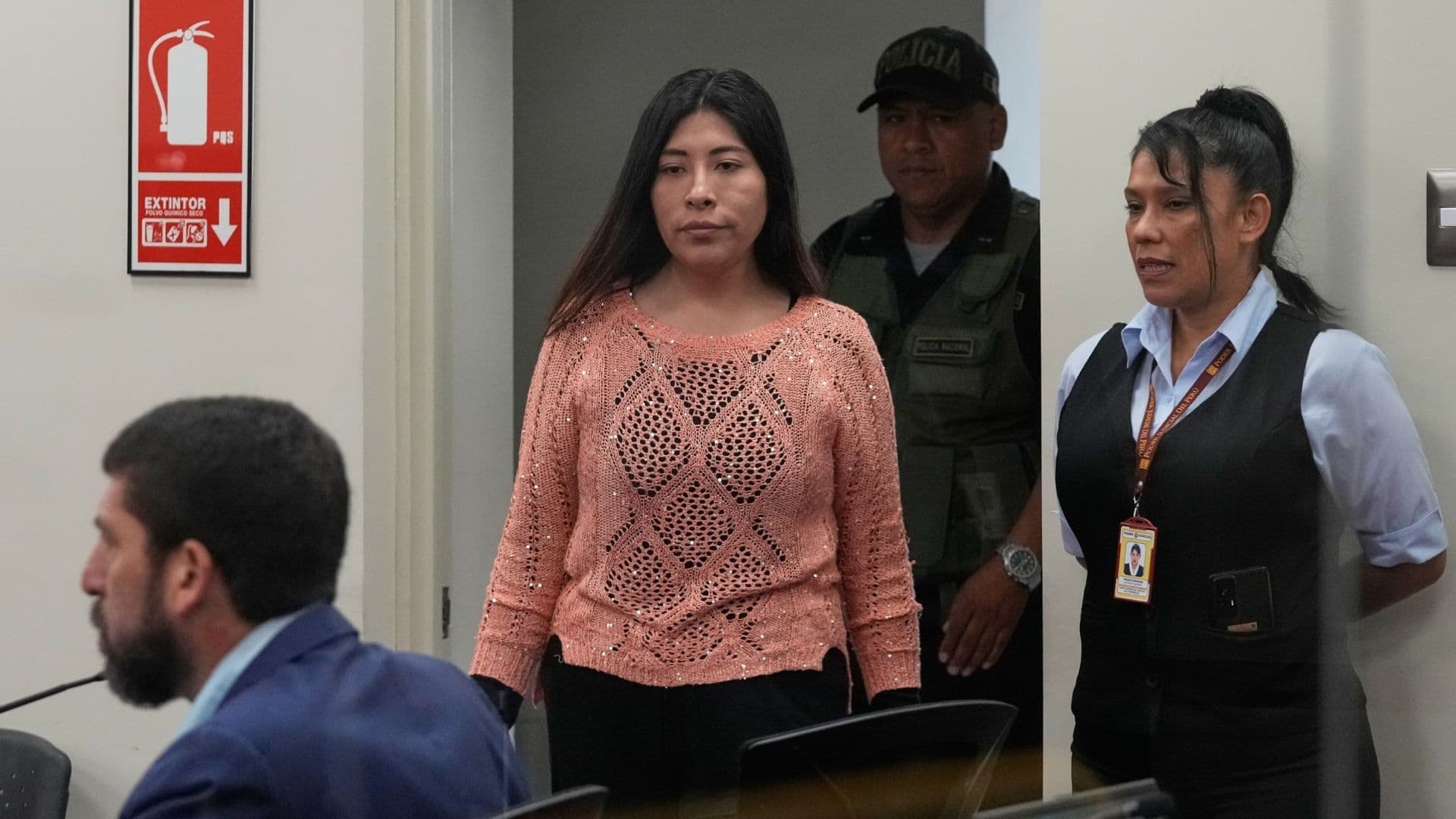 Perú Refuerza Vigilancia Alrededor de la Embajada de México Para Evitar Fuga de Betssy Chávez