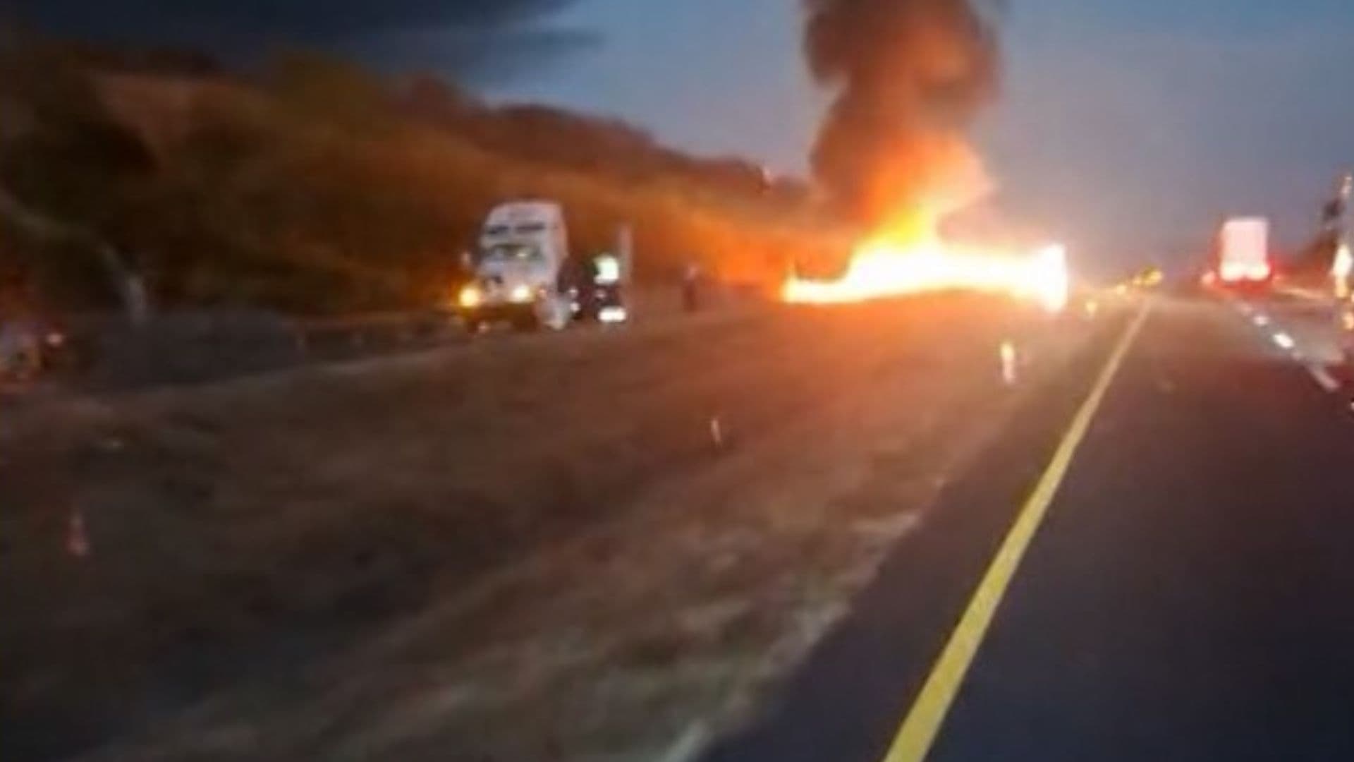 Mueren Dos Personas Calcinadas en Tráiler Tras Choque en la Autopista Zapotlanejo-Maravatío