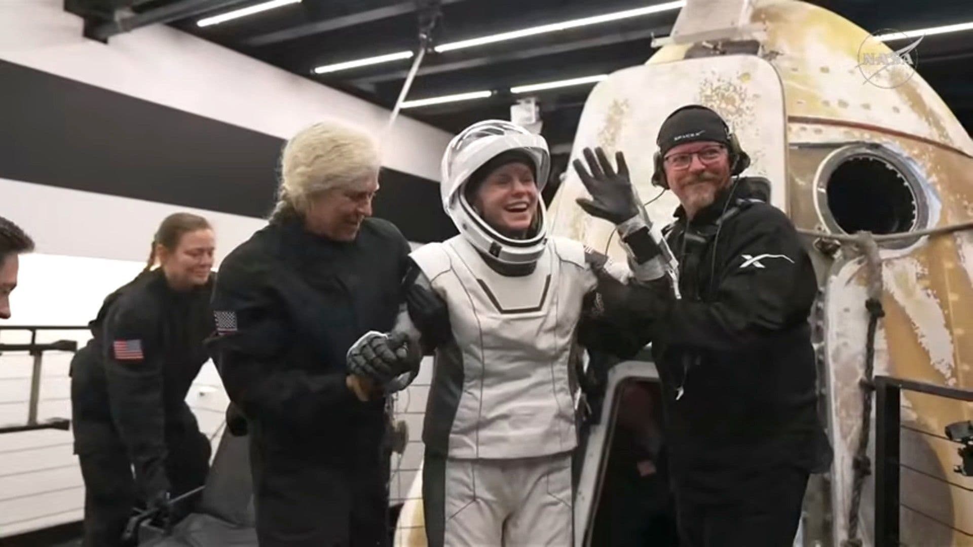 Llega a Tierra Misión de la NASA que Dejó la Estación Espacial Internacional por Urgencia Médica