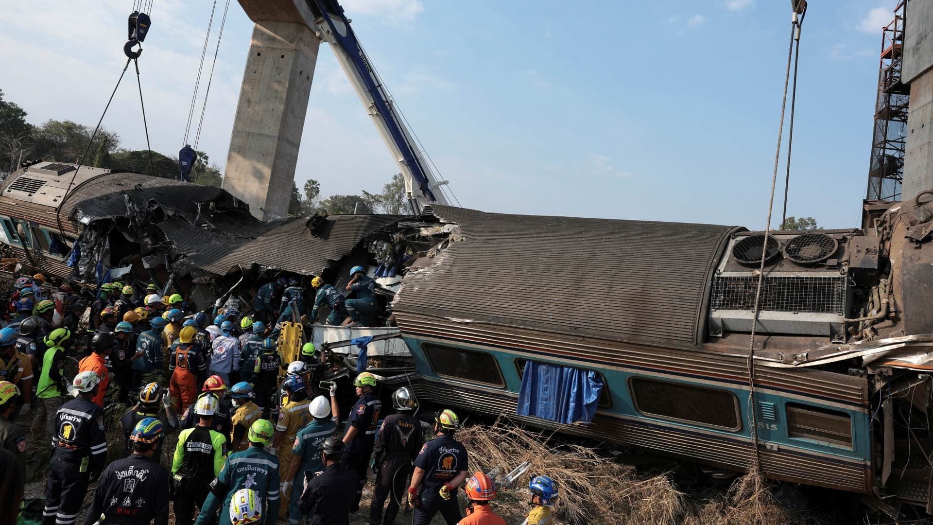 Tren de Pasajeros se Descarrila e Incendia Tras Caerle Grúa, en Tailandia; Hay Varios Muertos