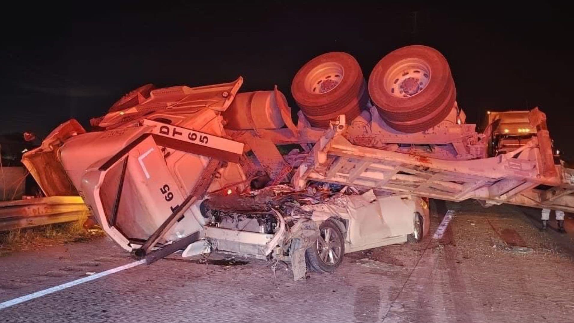 Cierre en Arco Norte y Tráfico en la México-Puebla por Accidente; Tráiler Aplastó a un Auto