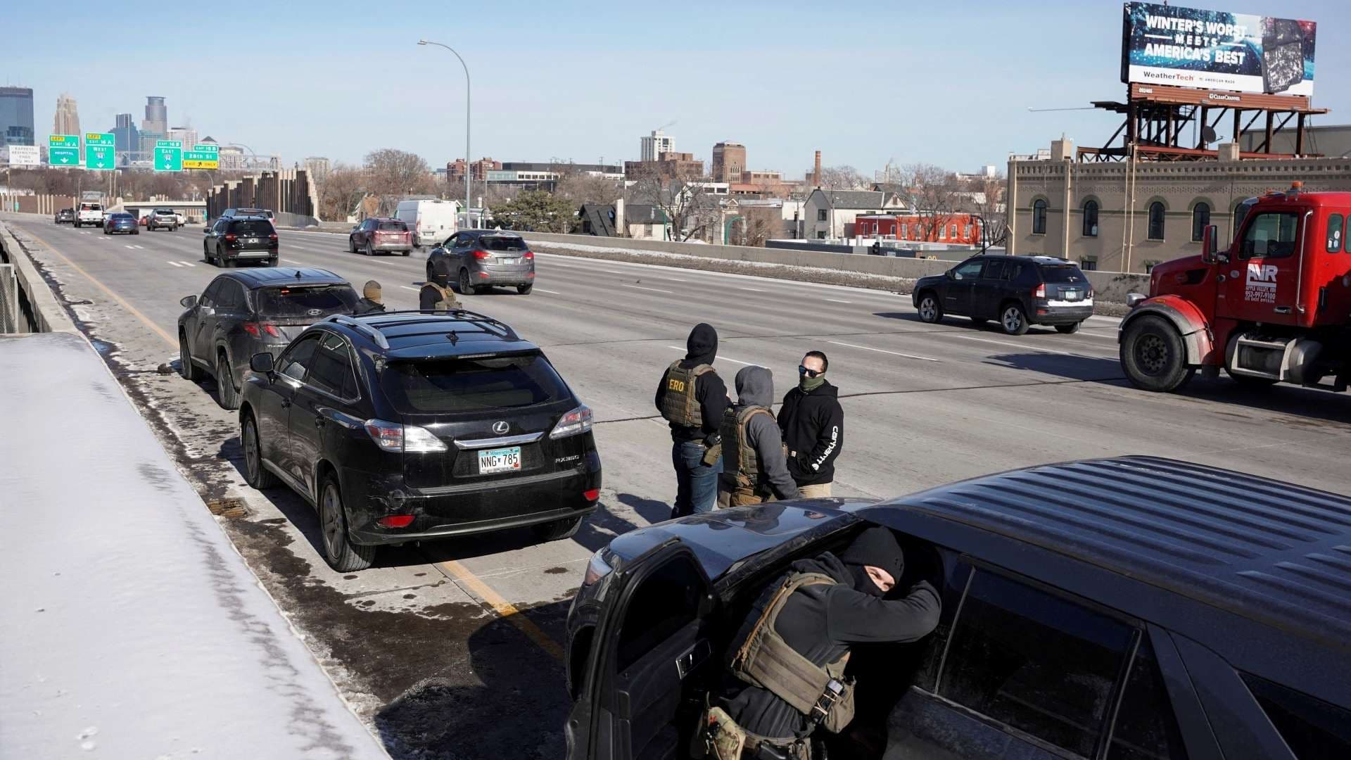 Zar de la Frontera Tom Homan Anuncia Retiro Inmediato de 700 Agentes Migratorios de Minneapolis