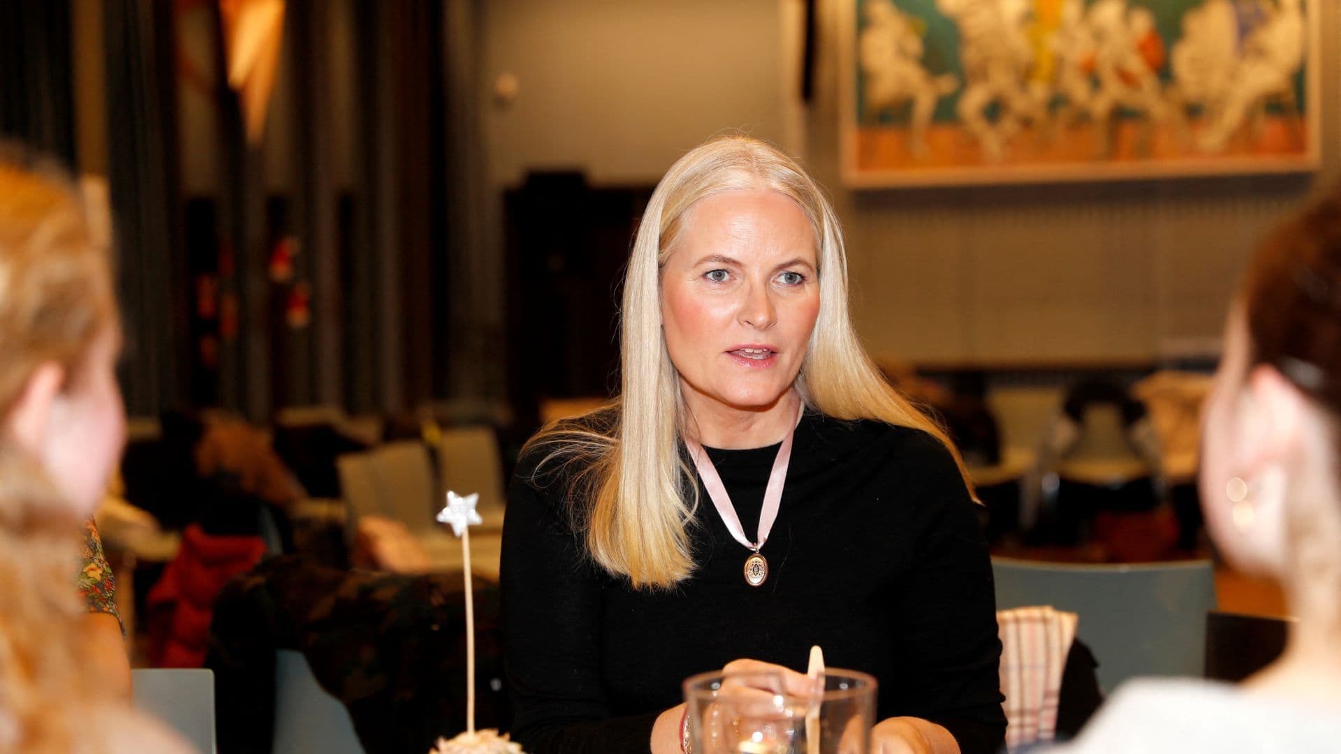 La Princesa Mette-Marit de Noruega se Disculpa por Haberse Relacionado con Jeffrey Epstein